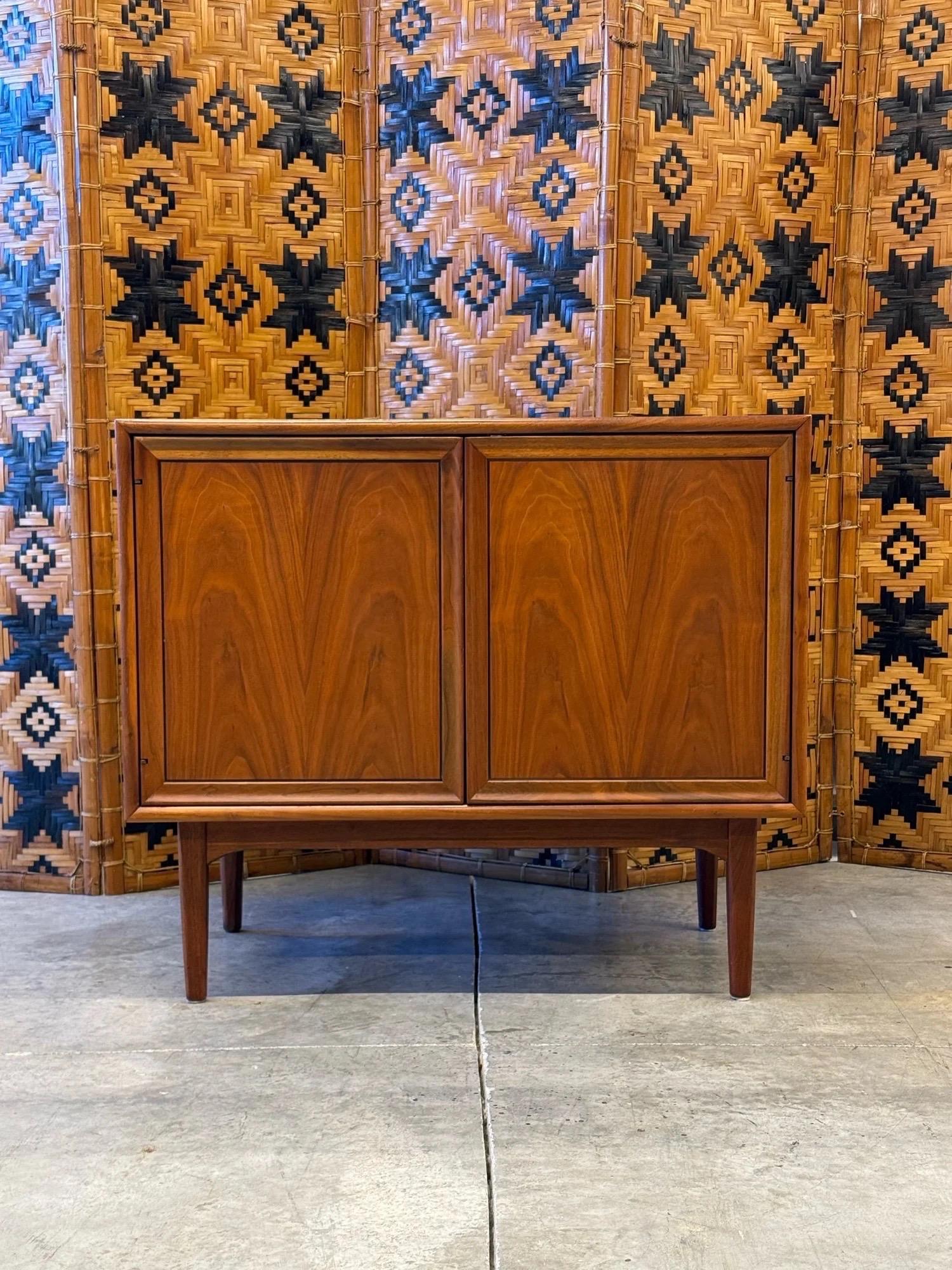 Mid-Century moderno Armadio per dichiarazioni Drexel di metà secolo in vendita