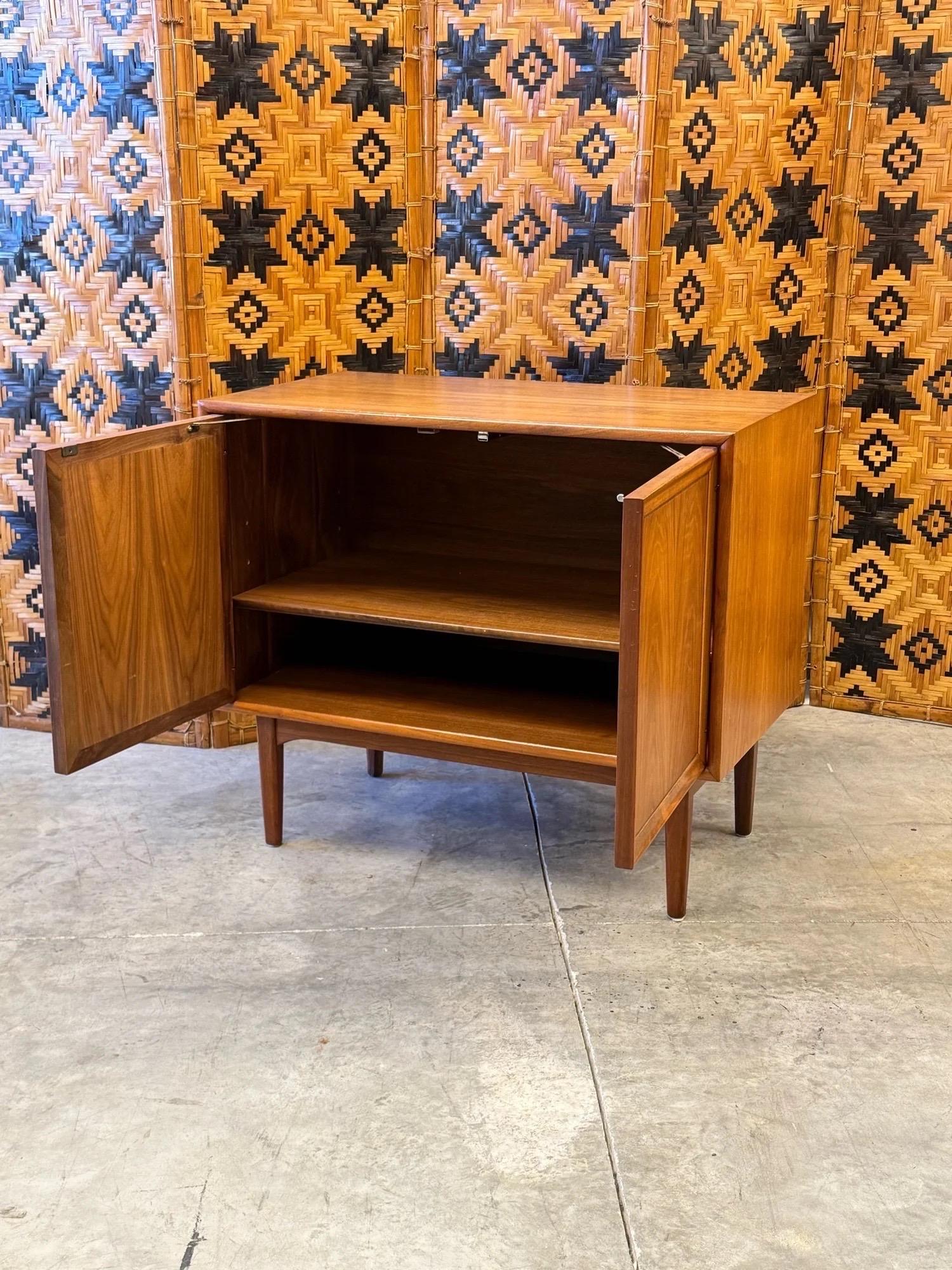 Armadio per dichiarazioni Drexel di metà secolo In condizioni buone in vendita a Raleigh, NC