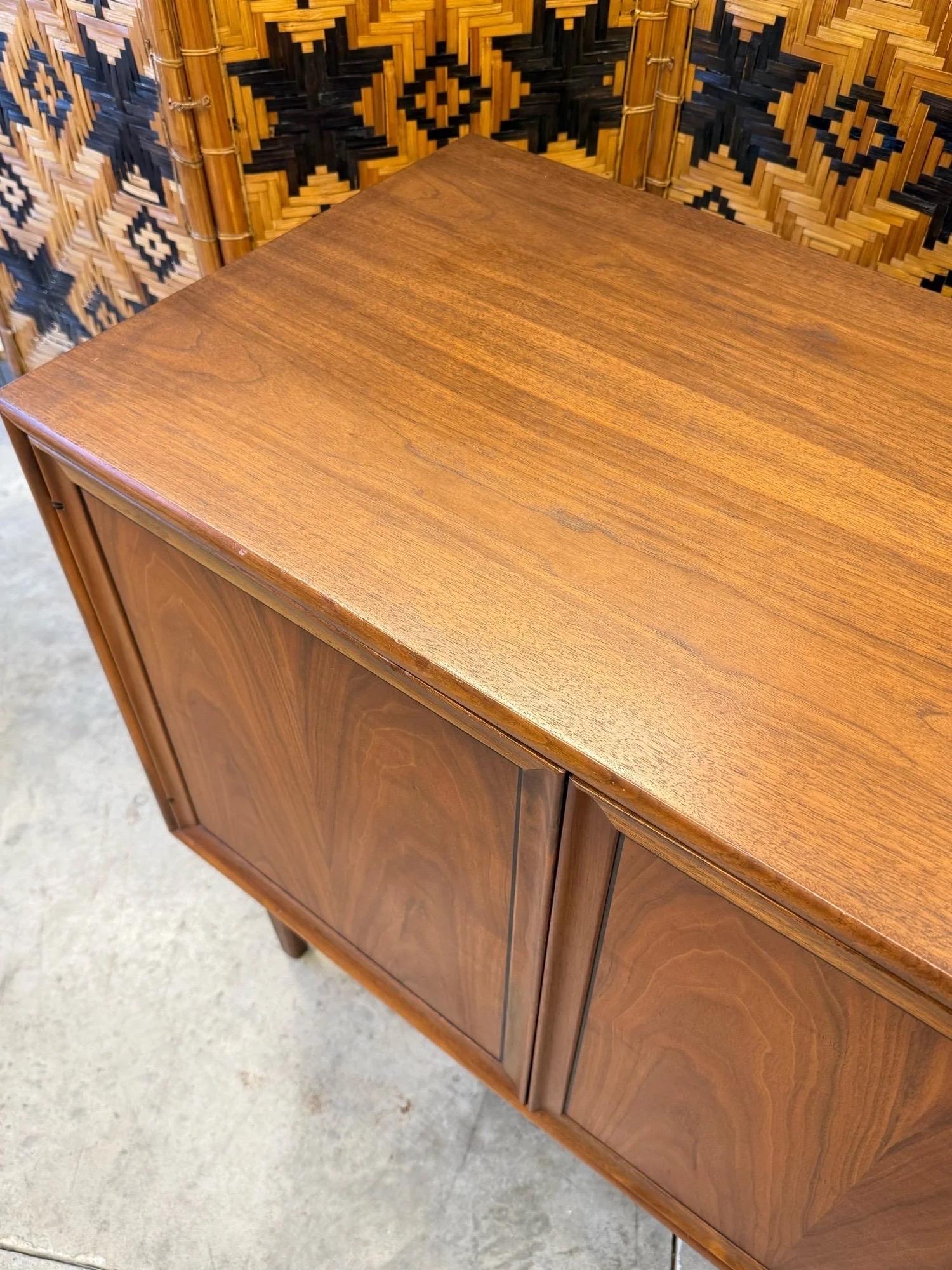 Metà XX secolo Armadio per dichiarazioni Drexel di metà secolo in vendita