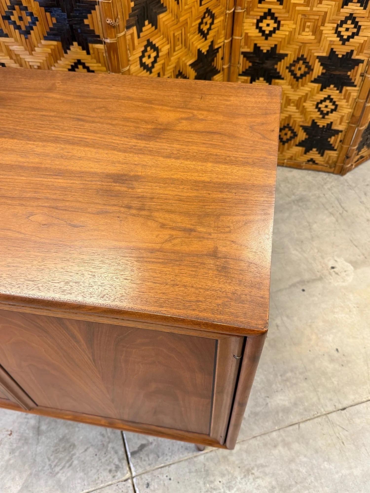 Noce Armadio per dichiarazioni Drexel di metà secolo in vendita