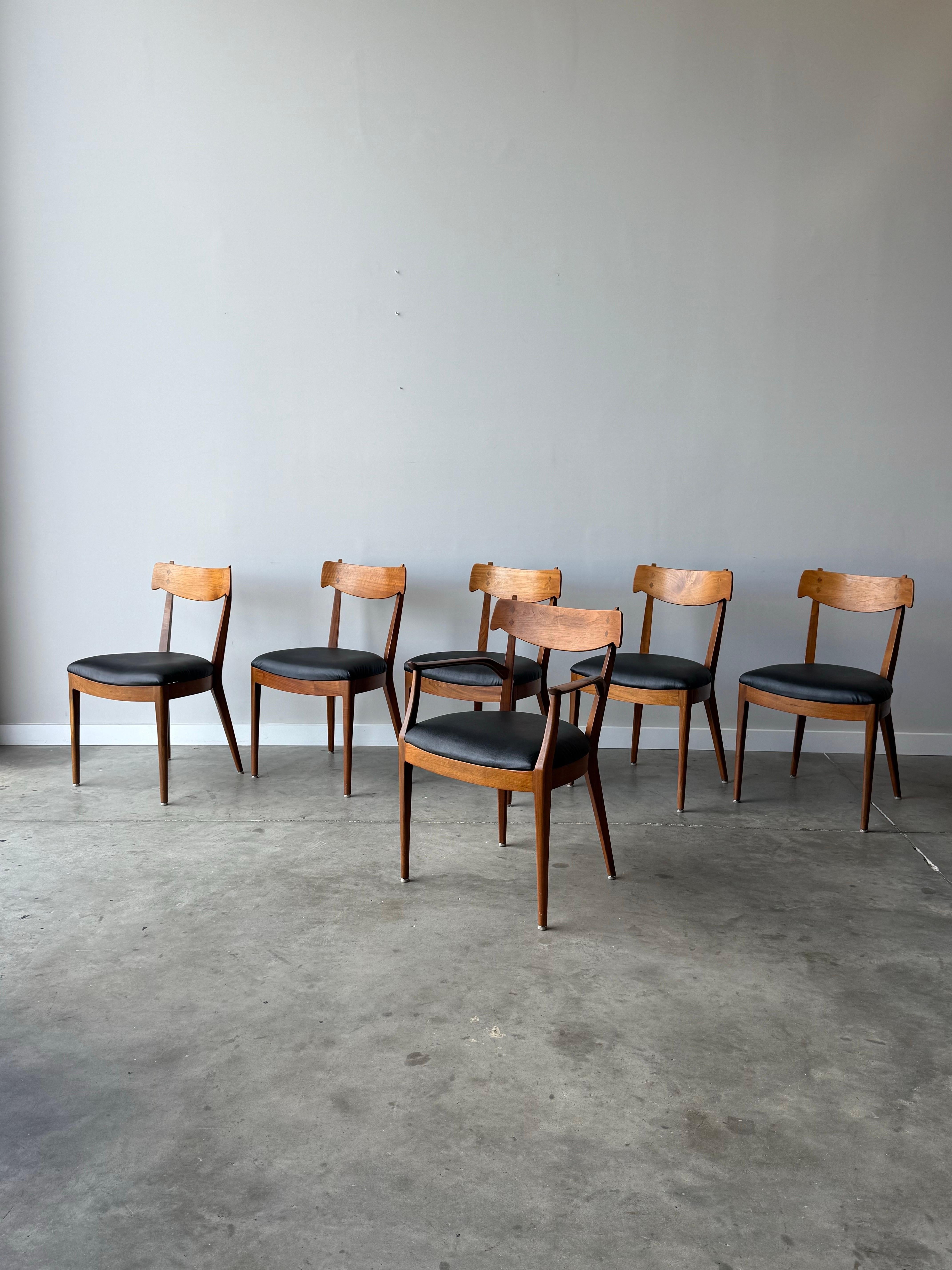 Set di sei sedie da pranzo di metà secolo realizzate negli anni '60 come parte dell'iconica collezione Drexel Declaration. Questo set comprende cinque sedie laterali e una poltrona. Queste sedie da pranzo Mid-Century Modern di Kipp Stewart