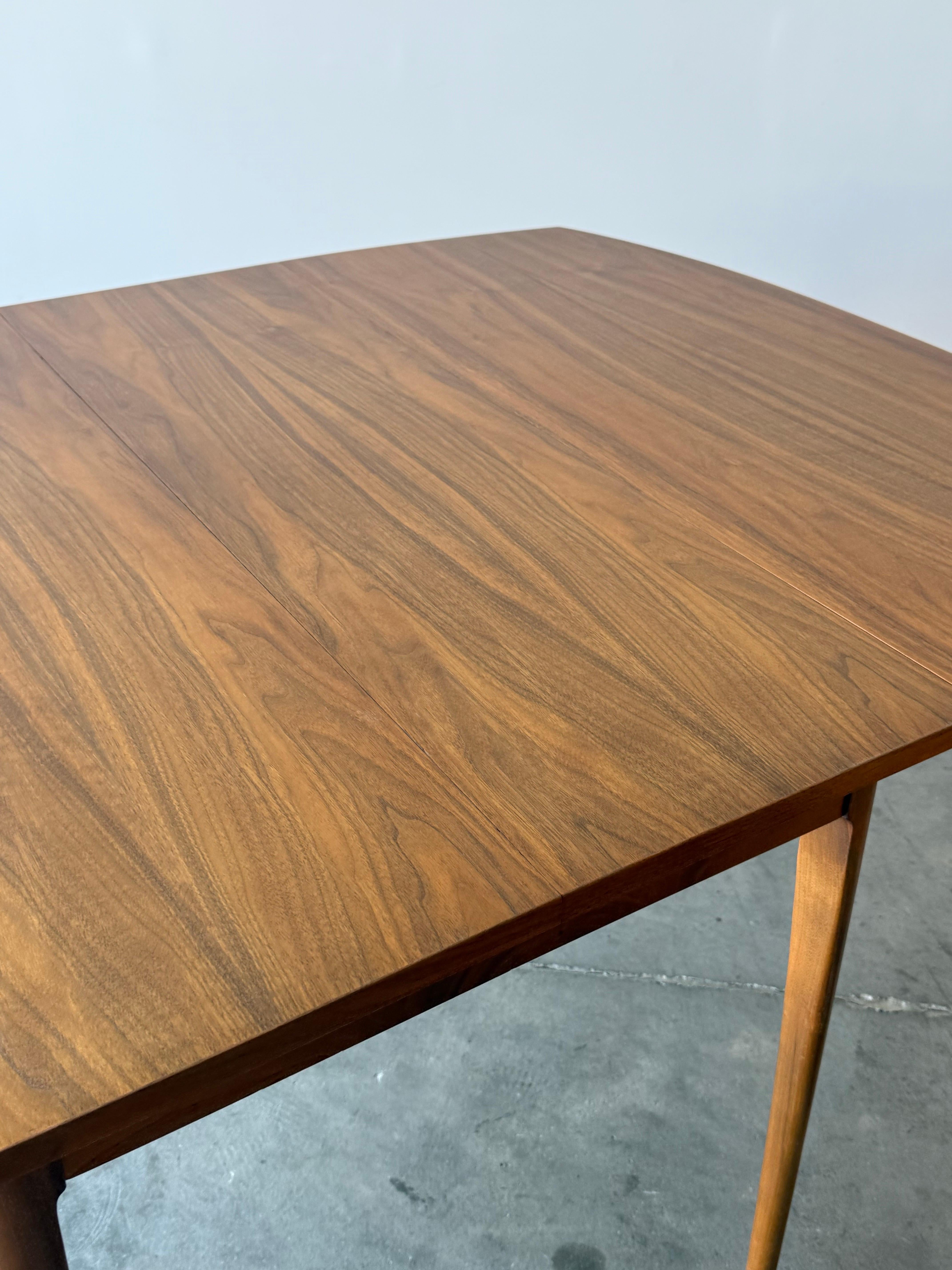 Table de salle à manger du milieu du siècle Drexel Declaration en vente 7