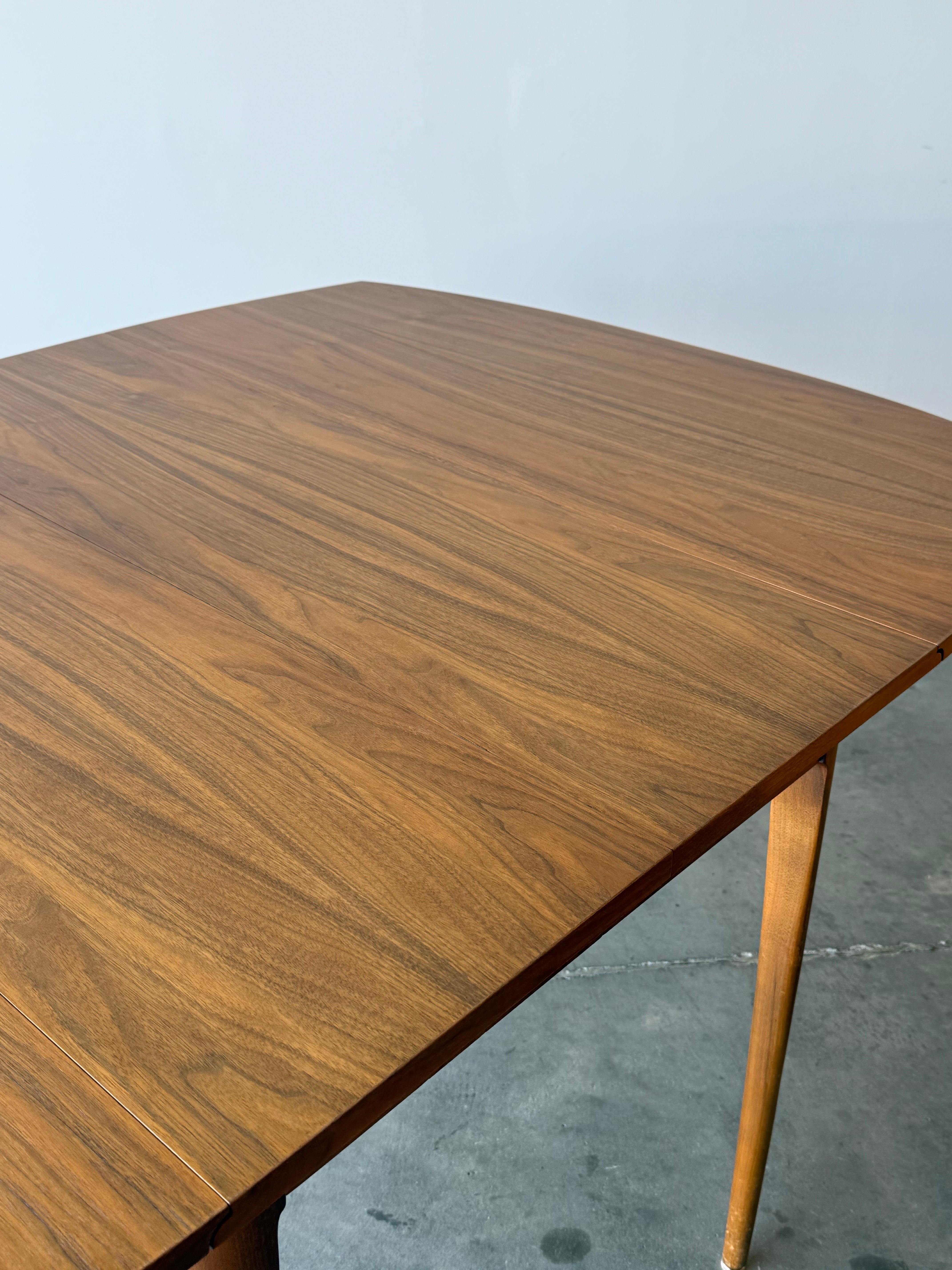 Table de salle à manger du milieu du siècle Drexel Declaration en vente 8