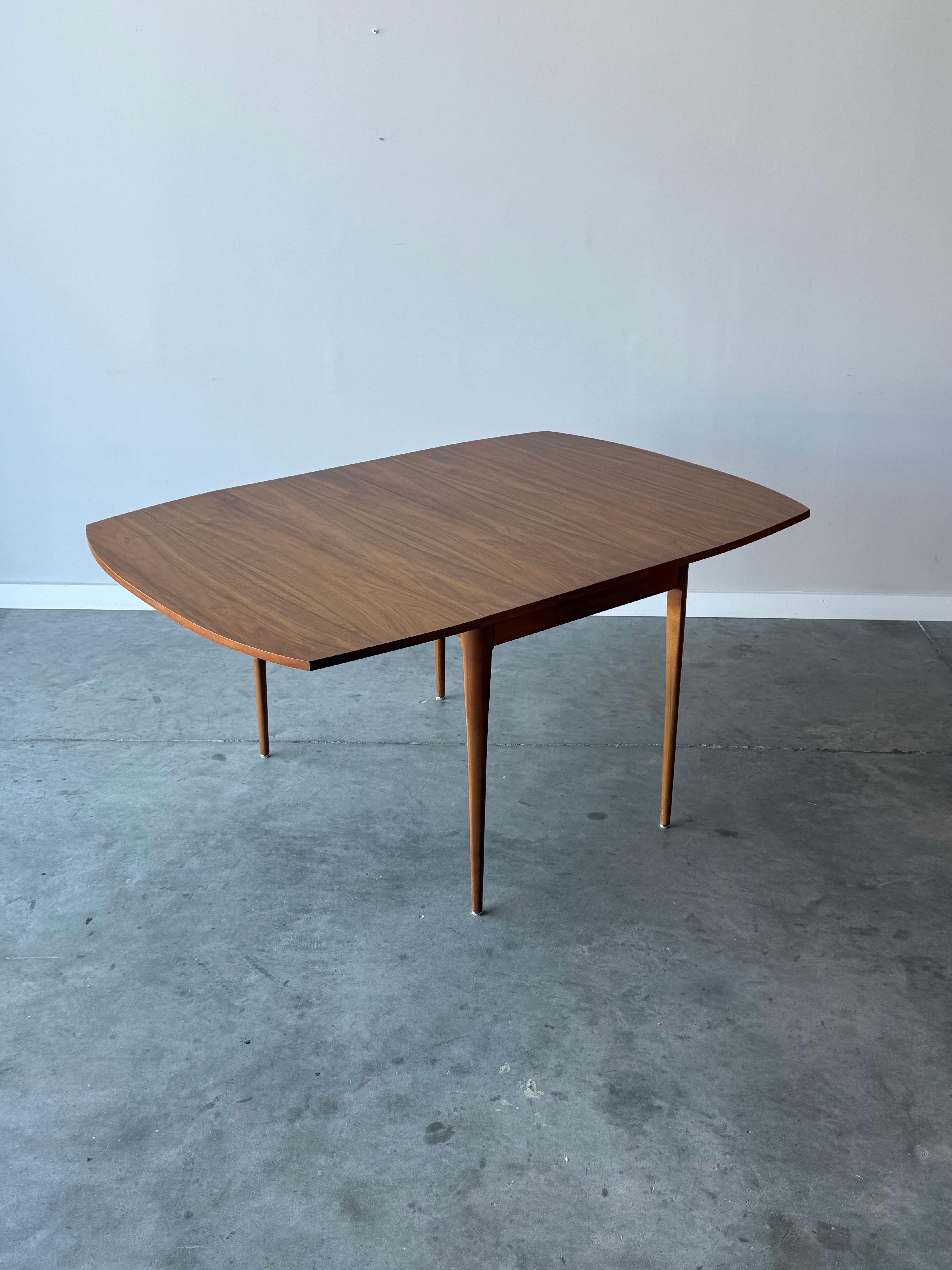 Milieu du XXe siècle Table de salle à manger du milieu du siècle Drexel Declaration en vente