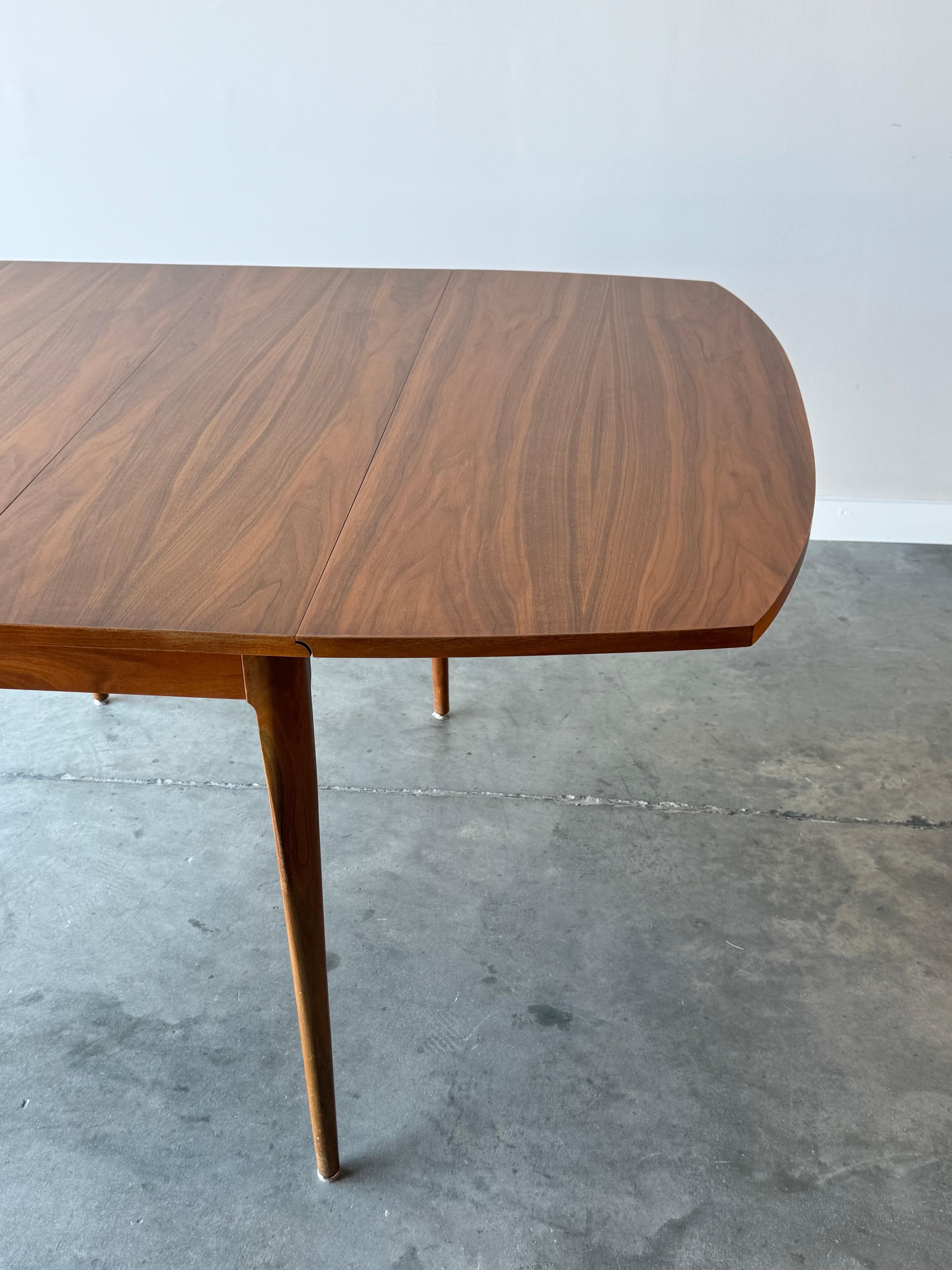 Table de salle à manger du milieu du siècle Drexel Declaration en vente 2