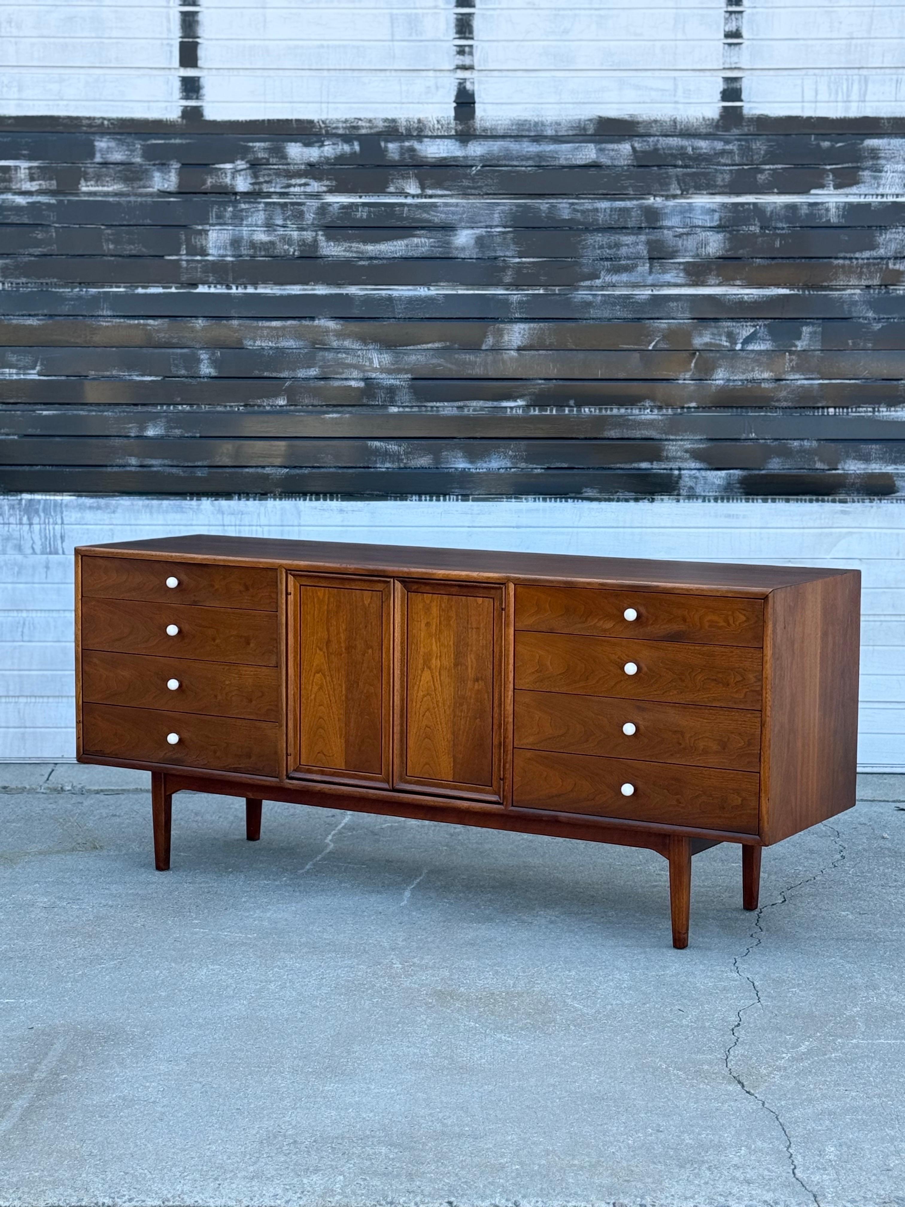 Mid Century Drexel Declaration 11 Drawer, disegnata da Kipp Stewart negli anni '50. Questo design iconico eleva qualsiasi spazio. Con le sue ante centrali ad apertura push to open e le firme in porcellana bianca, c'è poco da non amare in questo