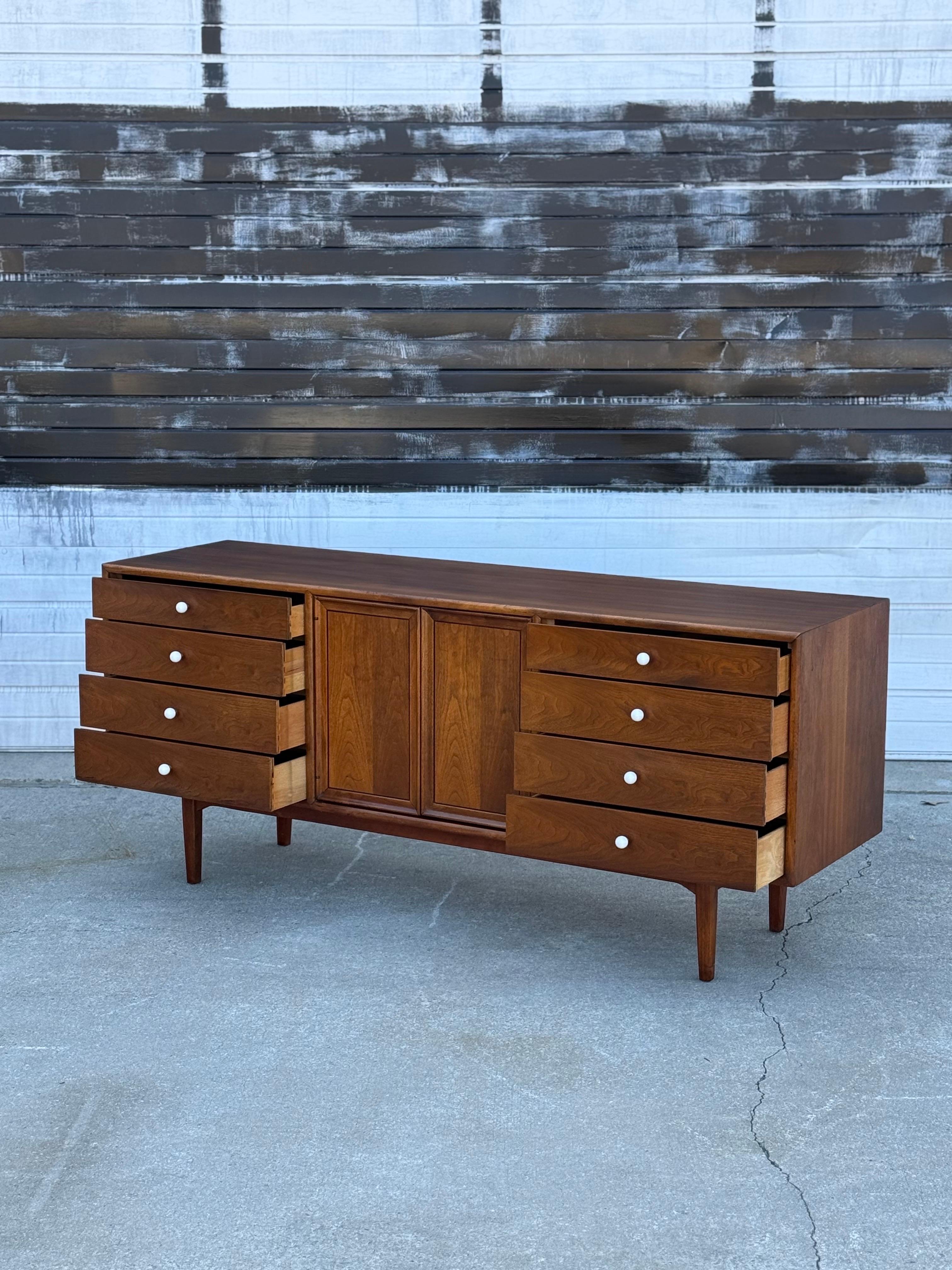 Comò / Credenza a undici cassetti della Dichiarazione di Drexel del Medioevo In condizioni buone in vendita a Raleigh, NC