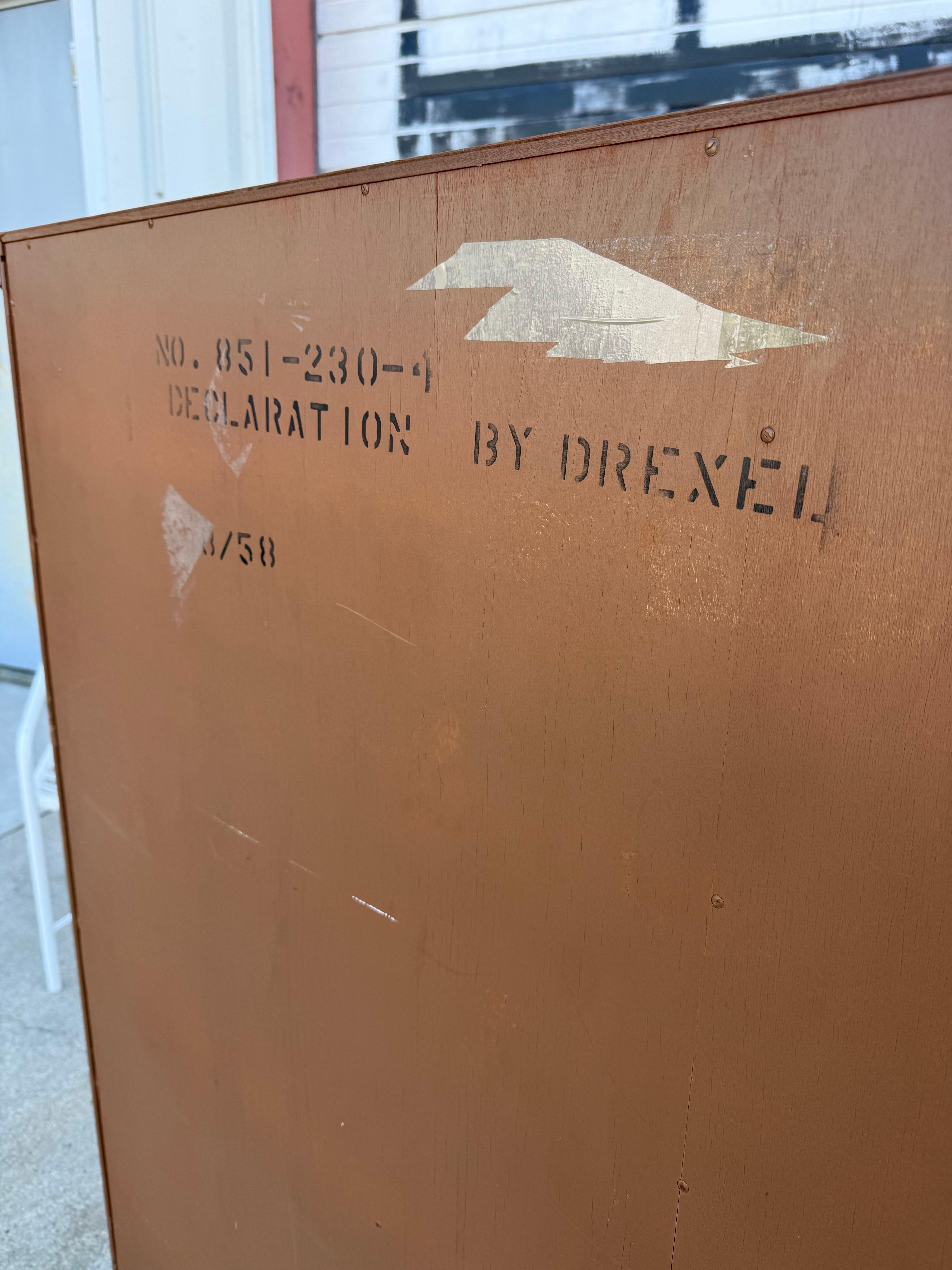 Bibliothèque du milieu du siècle en noyer Drexel Declaration en vente 5