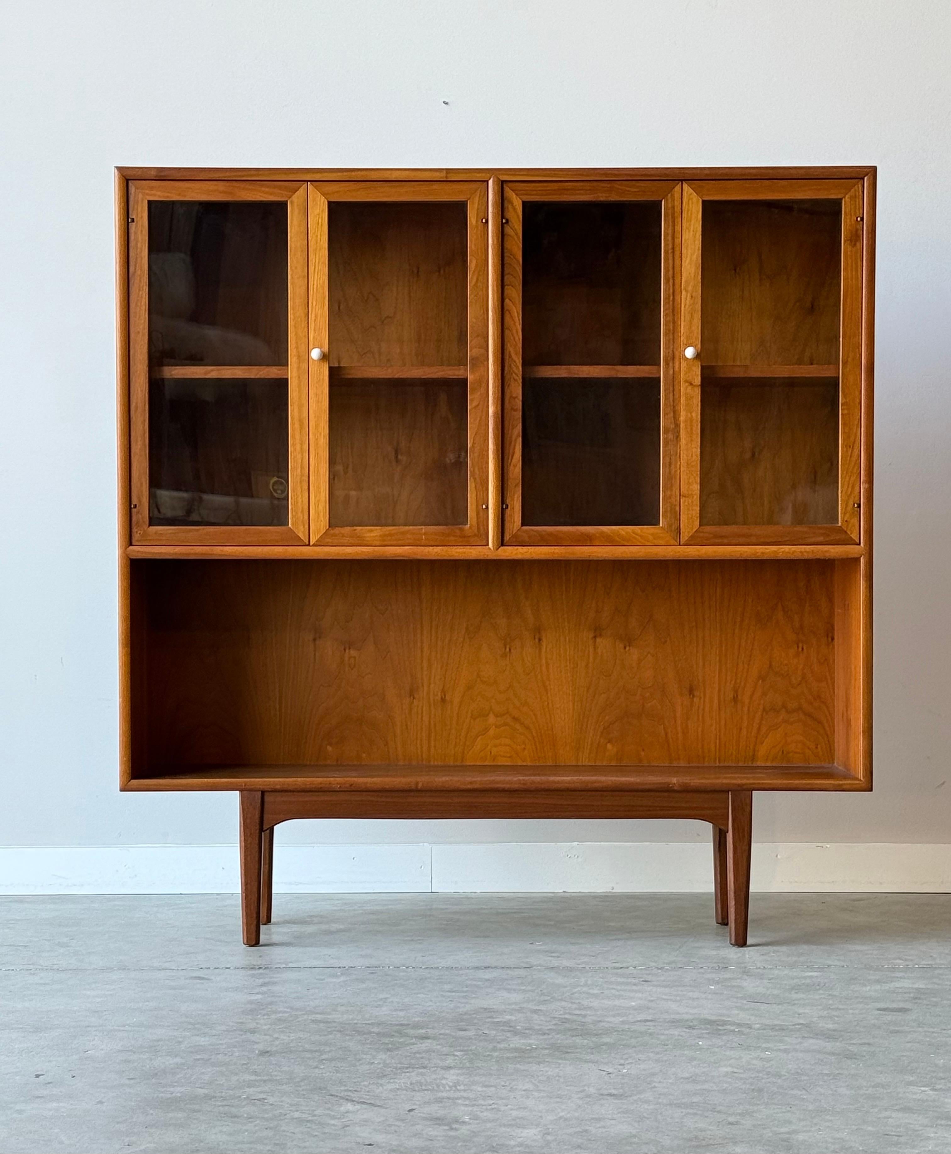 Mid-Century Modern Bibliothèque du milieu du siècle en noyer Drexel Declaration en vente