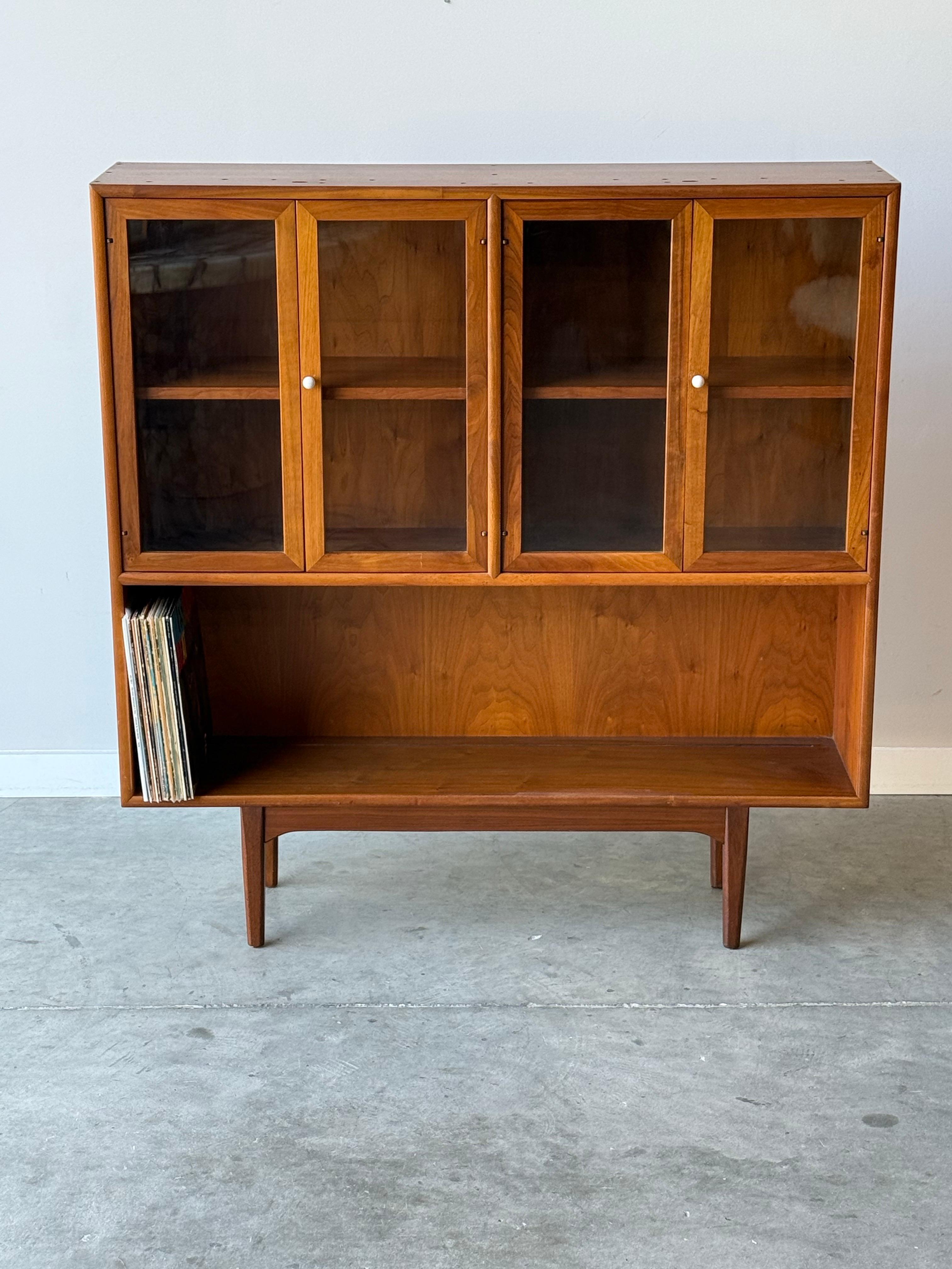 Bibliothèque du milieu du siècle en noyer Drexel Declaration Bon état - En vente à Raleigh, NC