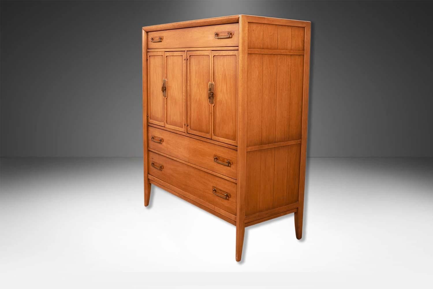 Mid-Century Drexel Dresser Gentleman’s Chest Meridian Collection (Moderne der Mitte des Jahrhunderts) im Angebot