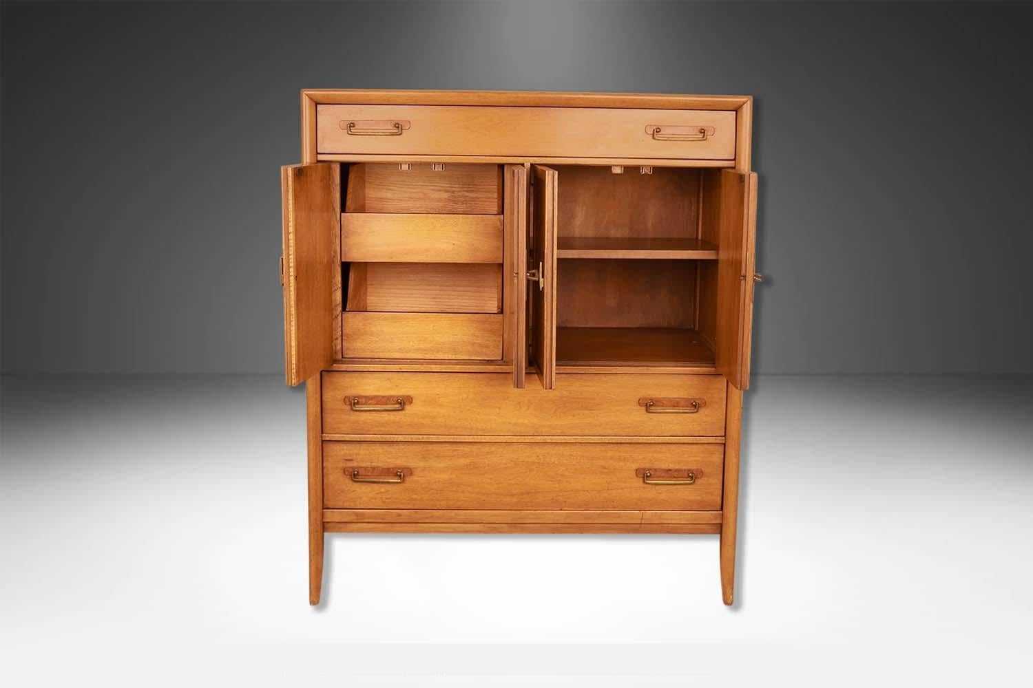 Mid-Century Drexel Dresser Gentleman’s Chest Meridian Collection im Zustand „Relativ gut“ im Angebot in Baltimore, MD