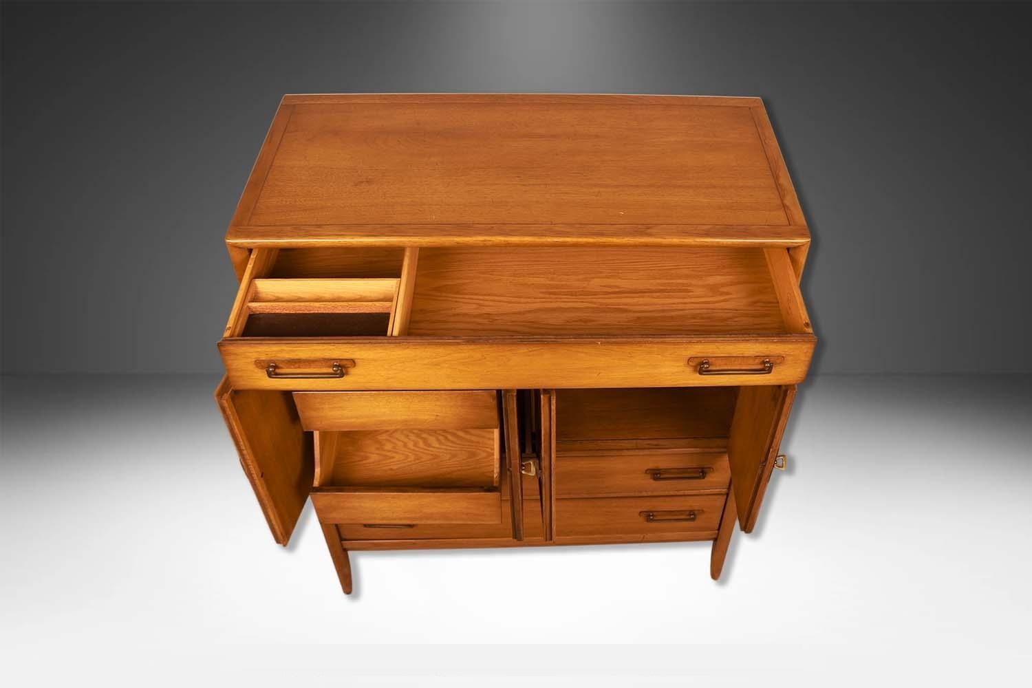 Mid-Century Drexel Dresser Gentleman’s Chest Meridian Collection (Mitte des 20. Jahrhunderts) im Angebot