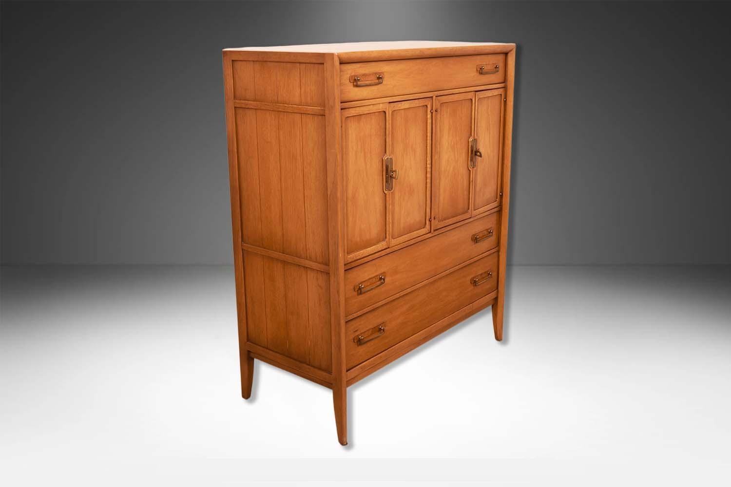 Mid-Century Drexel Dresser Gentleman’s Chest Meridian Collection im Angebot 1