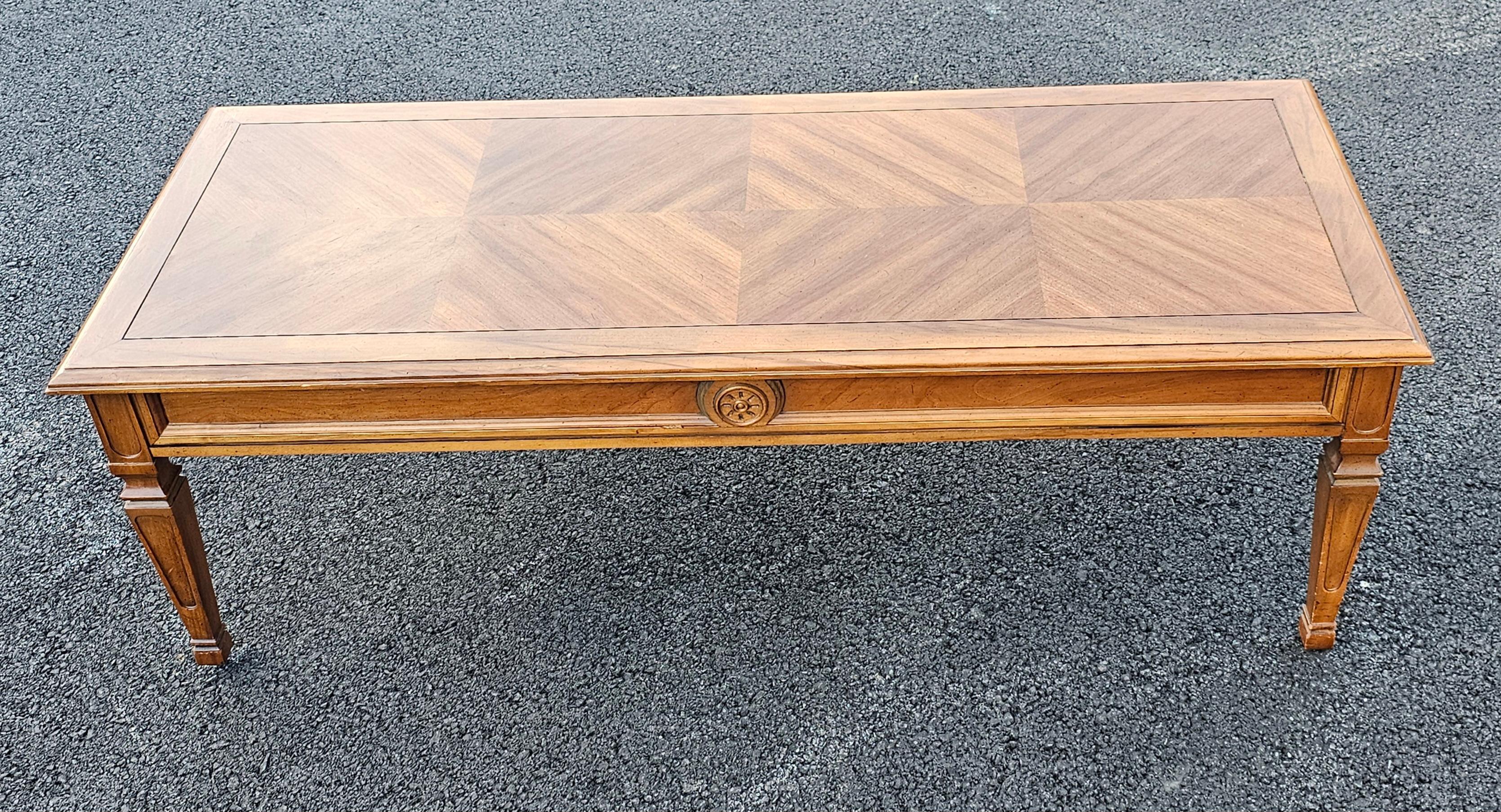 Table basse Drexel Fontanella du milieu du siècle dernier avec plateau en bois fruitier assorti en vente 3