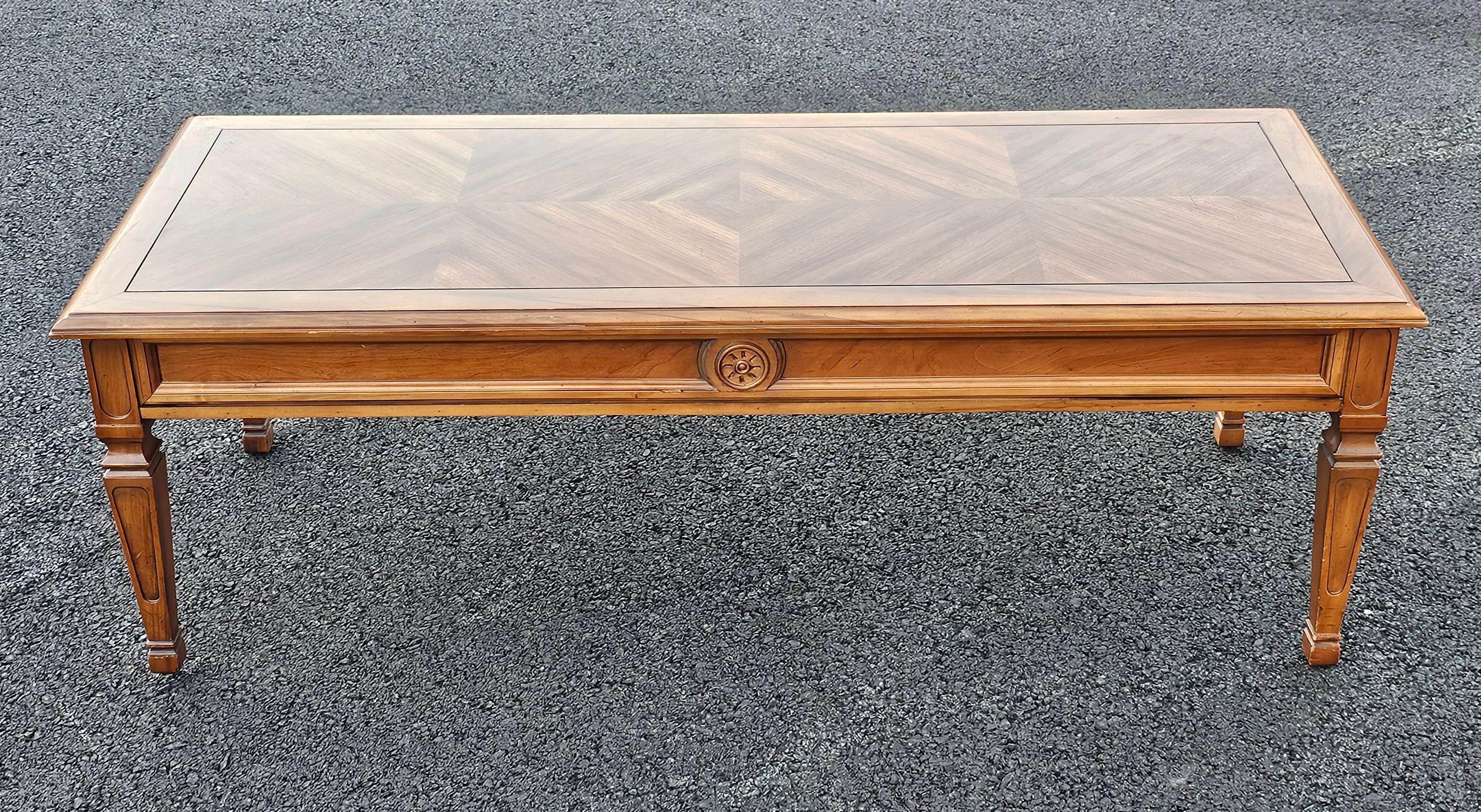Table basse Drexel Fontanella du milieu du siècle dernier avec plateau en bois fruitier assorti en vente 4
