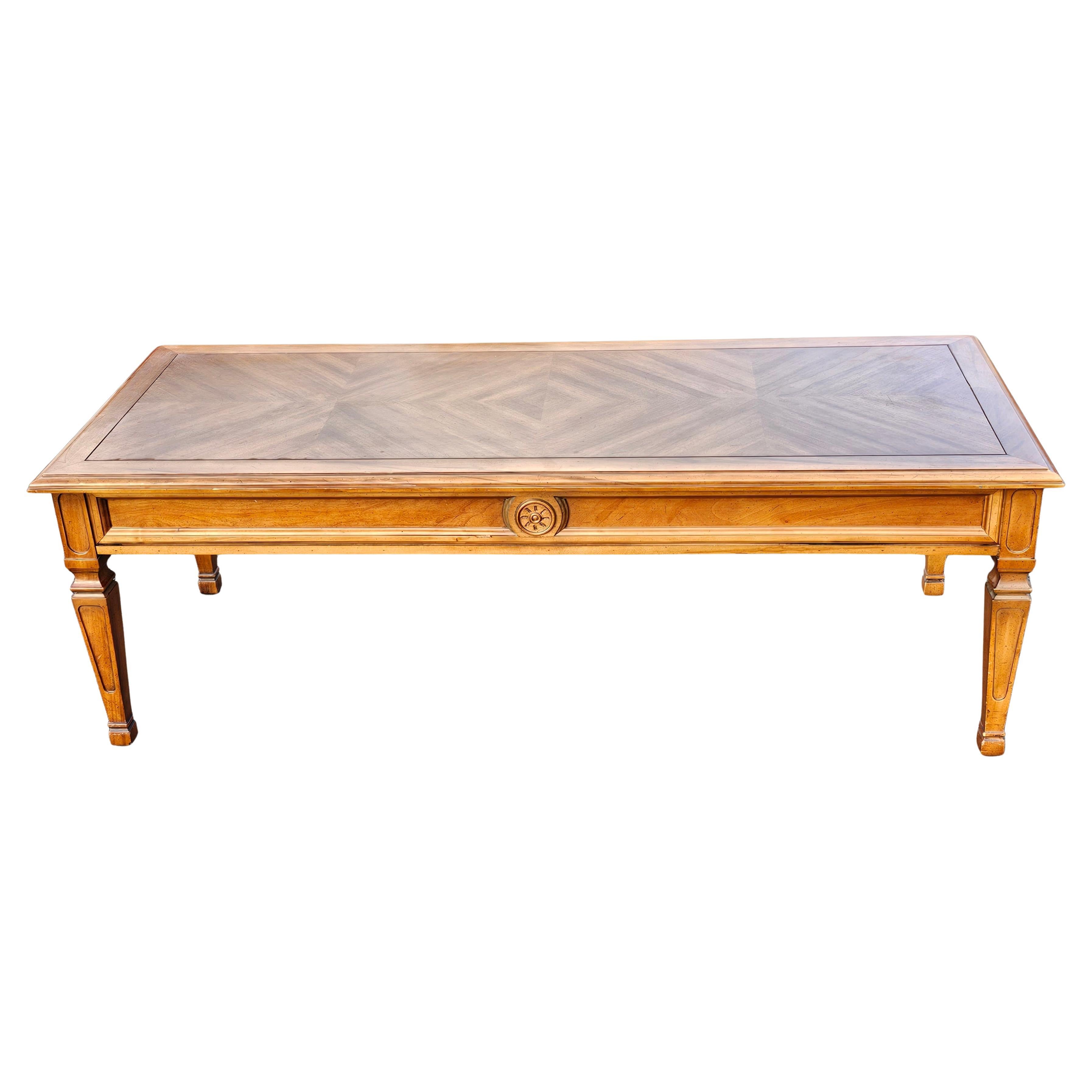 Table basse en bois de fruitier à plateau enchevêtré, milieu de siècle, Drexel Fontanella, cocktail  Tableau.
Mesure 50