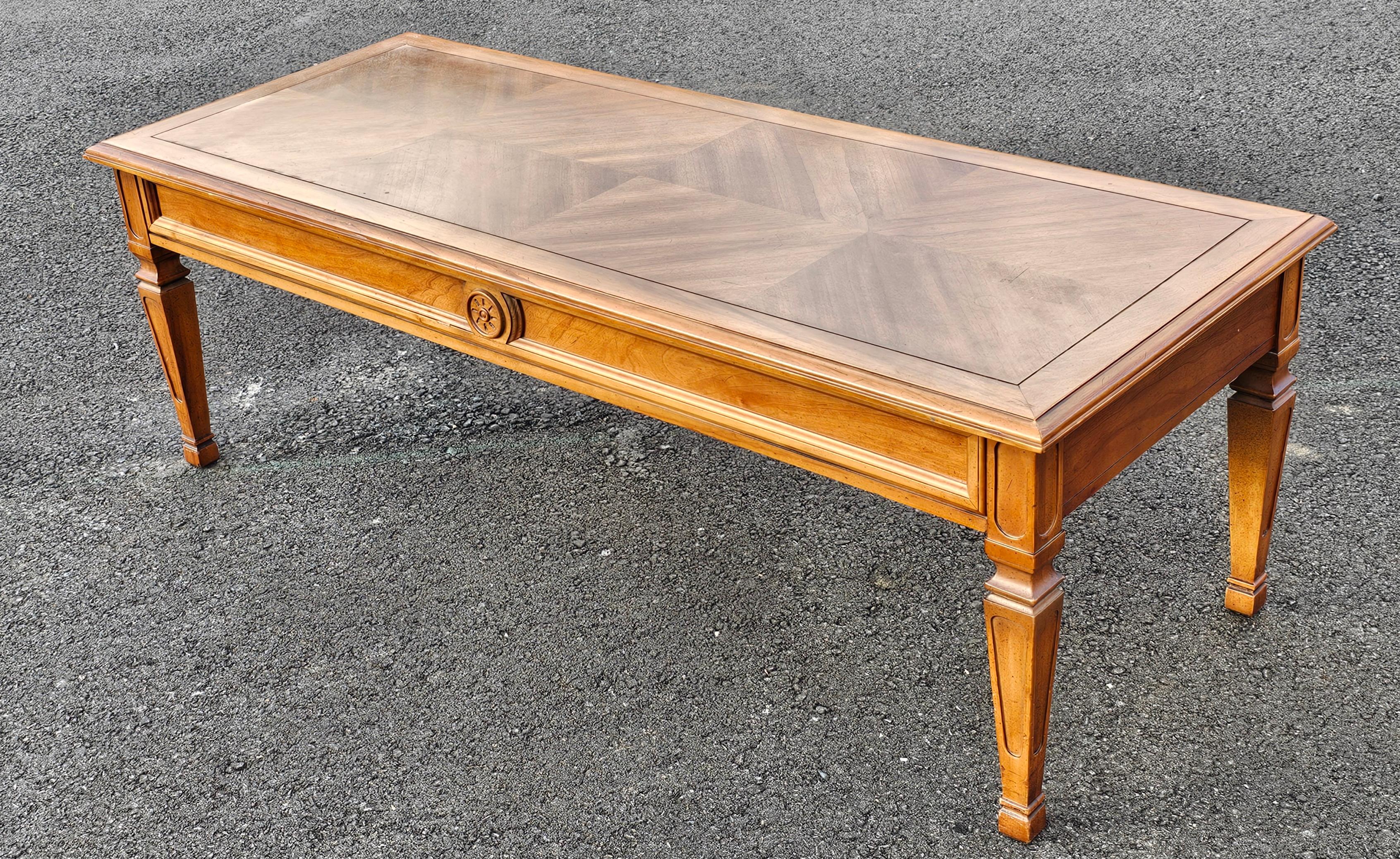 Classique américain Table basse Drexel Fontanella du milieu du siècle dernier avec plateau en bois fruitier assorti en vente