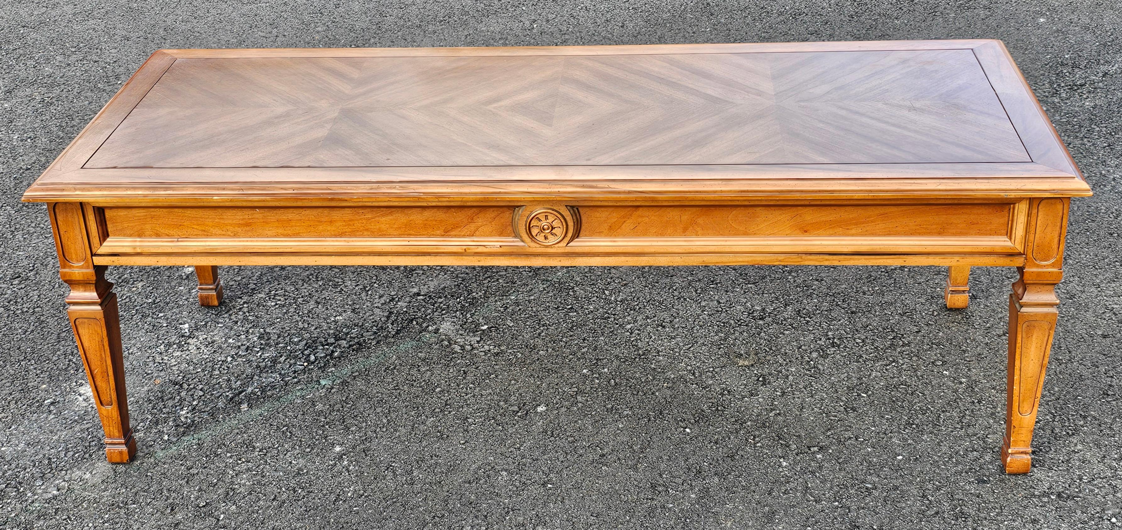 Américain Table basse Drexel Fontanella du milieu du siècle dernier avec plateau en bois fruitier assorti en vente
