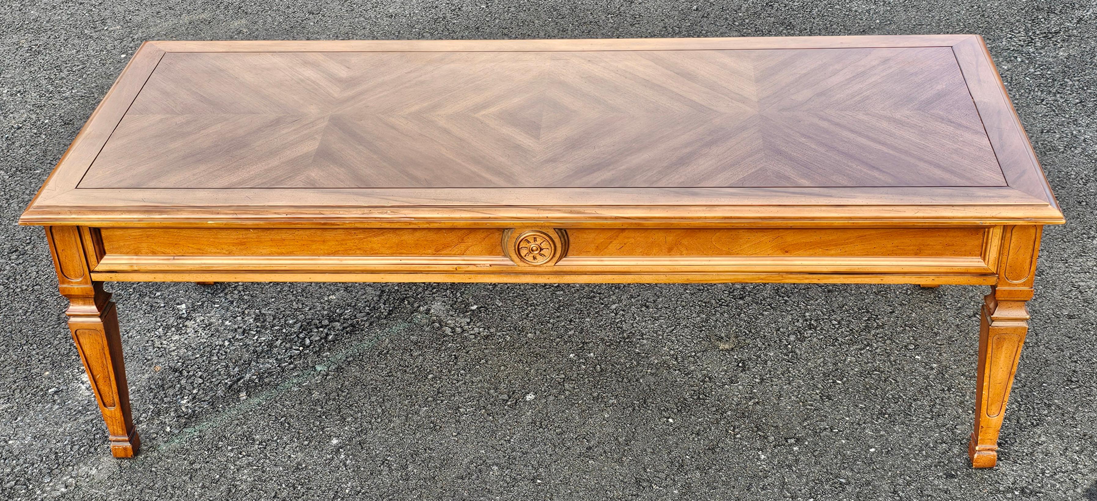 Autre Table basse Drexel Fontanella du milieu du siècle dernier avec plateau en bois fruitier assorti en vente