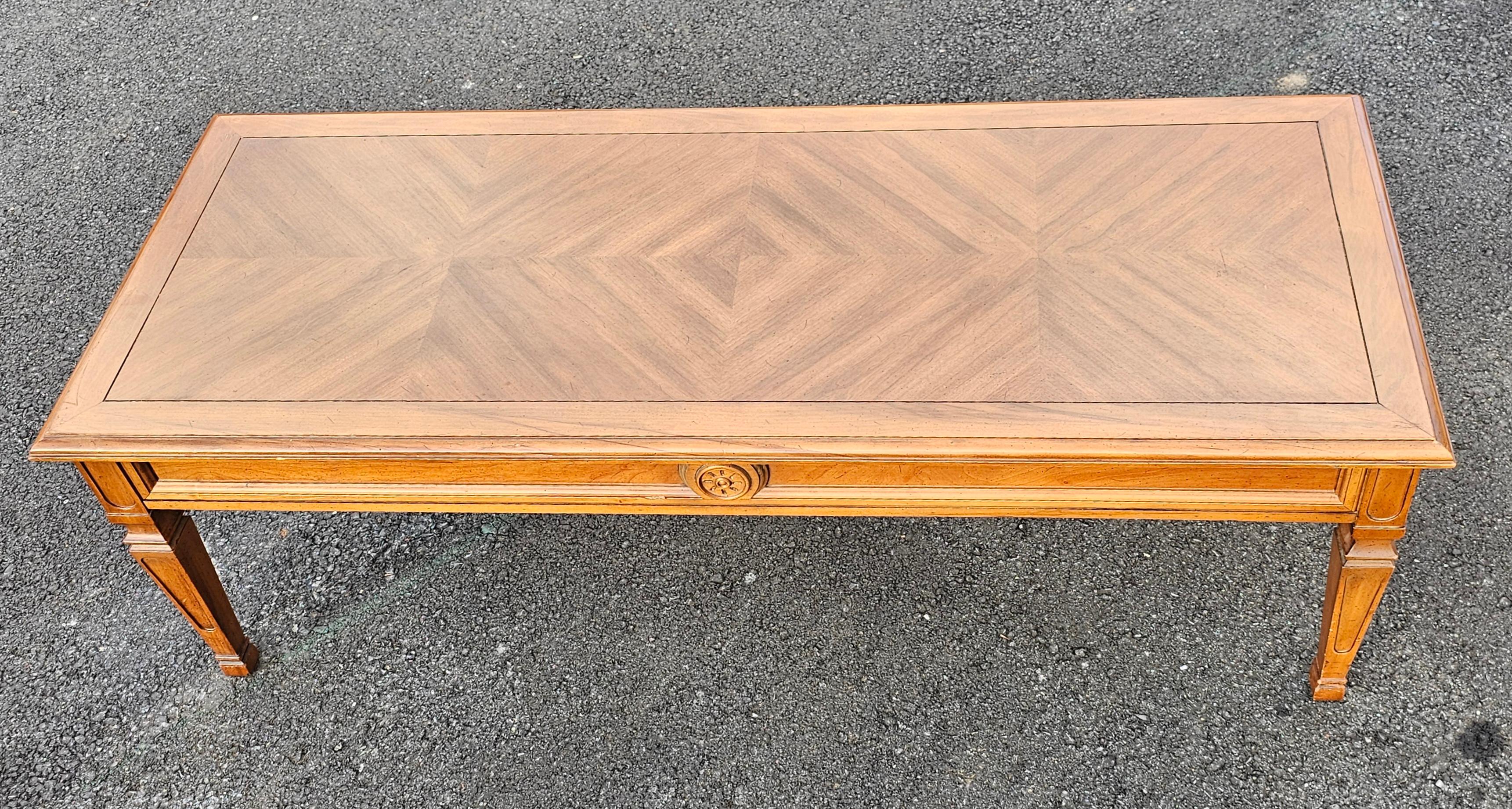 Table basse Drexel Fontanella du milieu du siècle dernier avec plateau en bois fruitier assorti Bon état - En vente à Germantown, MD