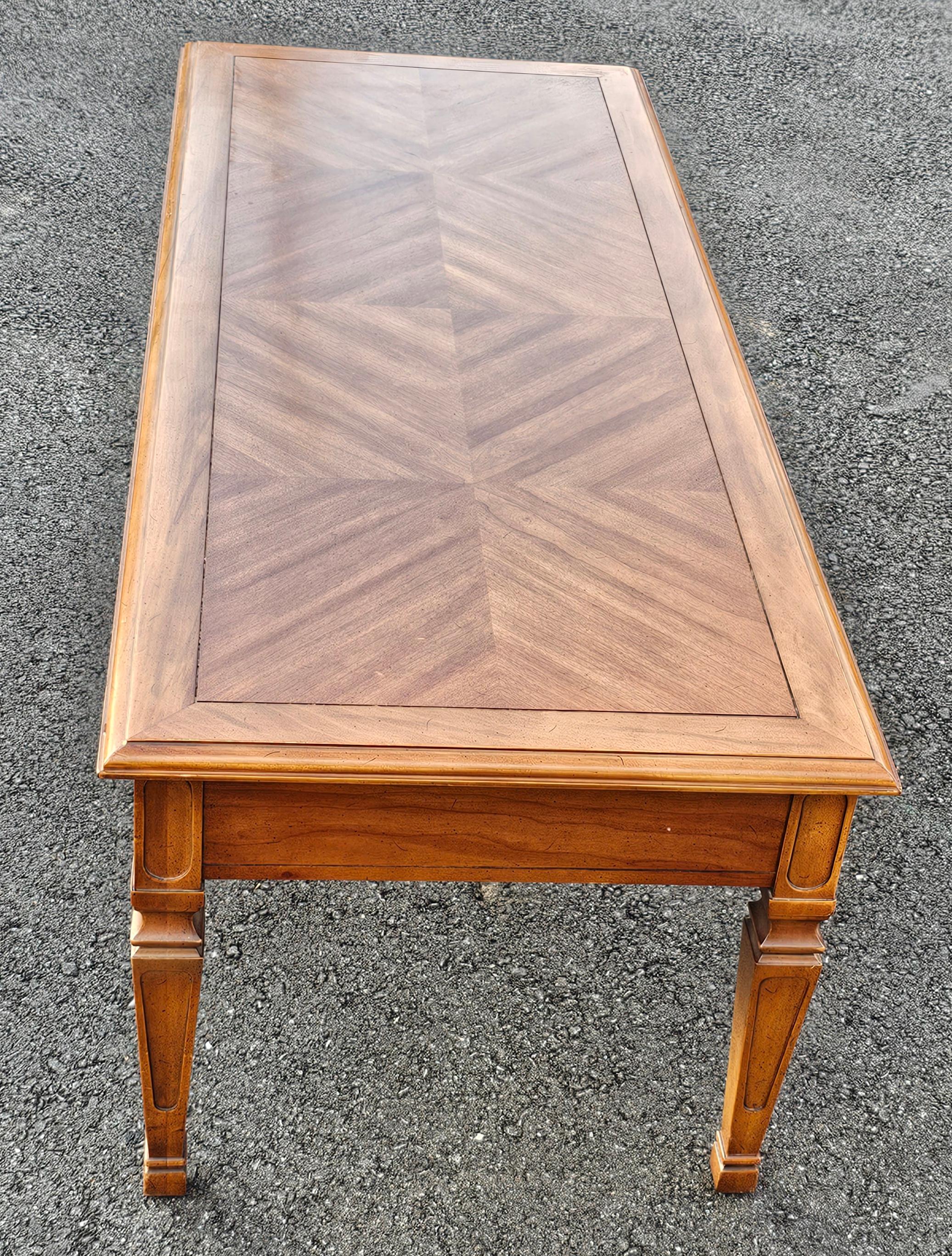 20ième siècle Table basse Drexel Fontanella du milieu du siècle dernier avec plateau en bois fruitier assorti en vente
