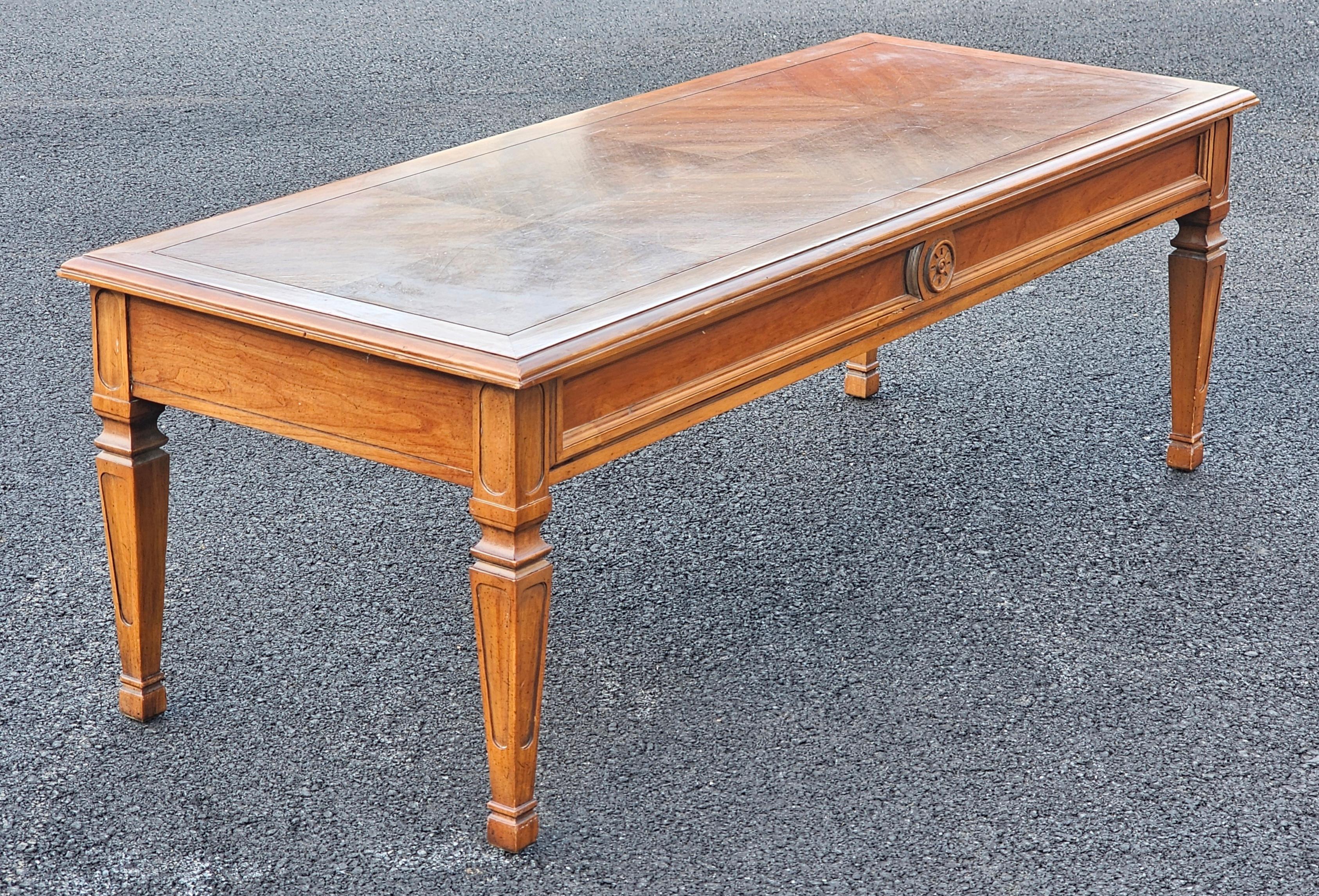 Cerise Table basse Drexel Fontanella du milieu du siècle dernier avec plateau en bois fruitier assorti en vente