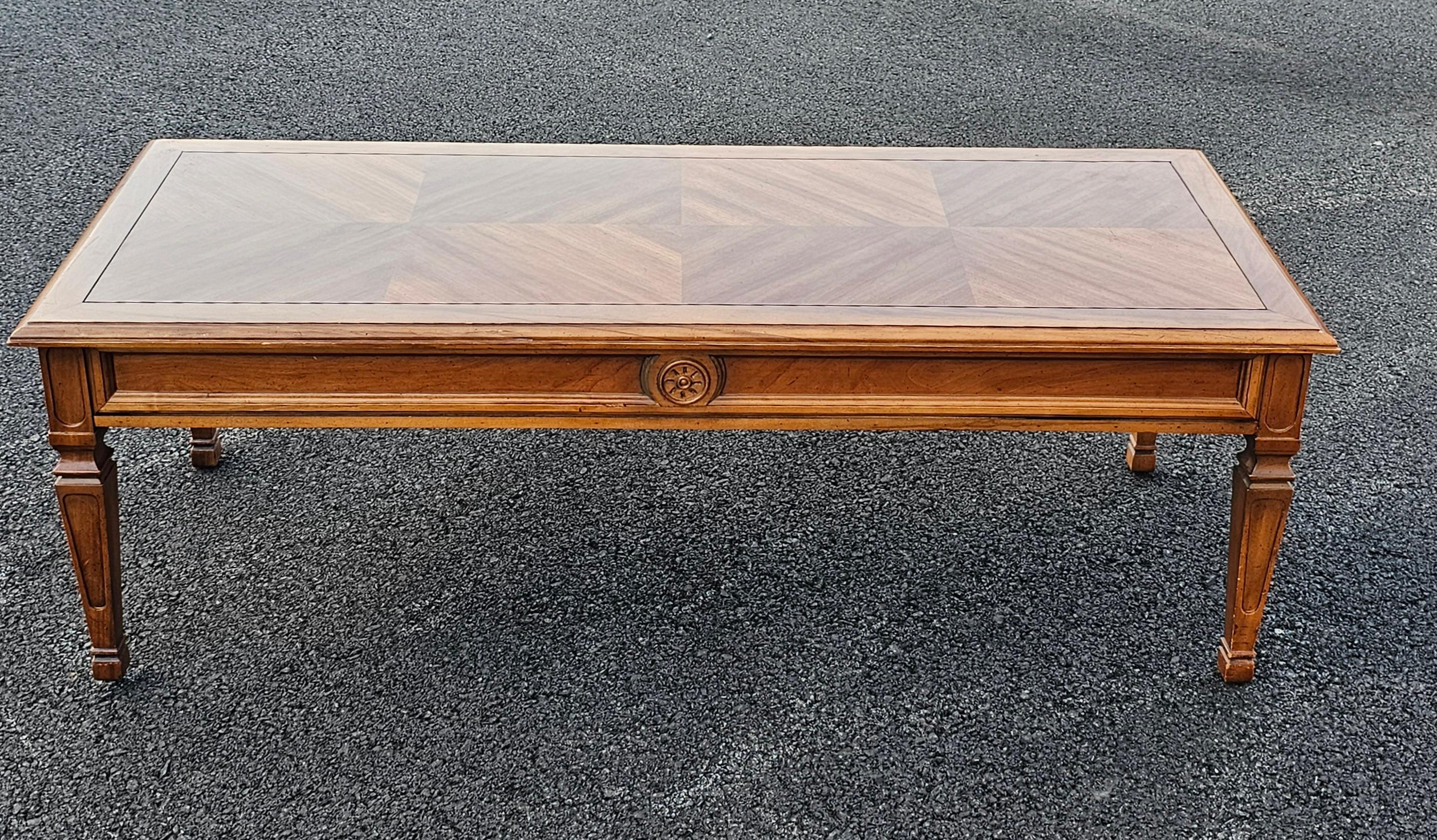 Table basse Drexel Fontanella du milieu du siècle dernier avec plateau en bois fruitier assorti en vente 1