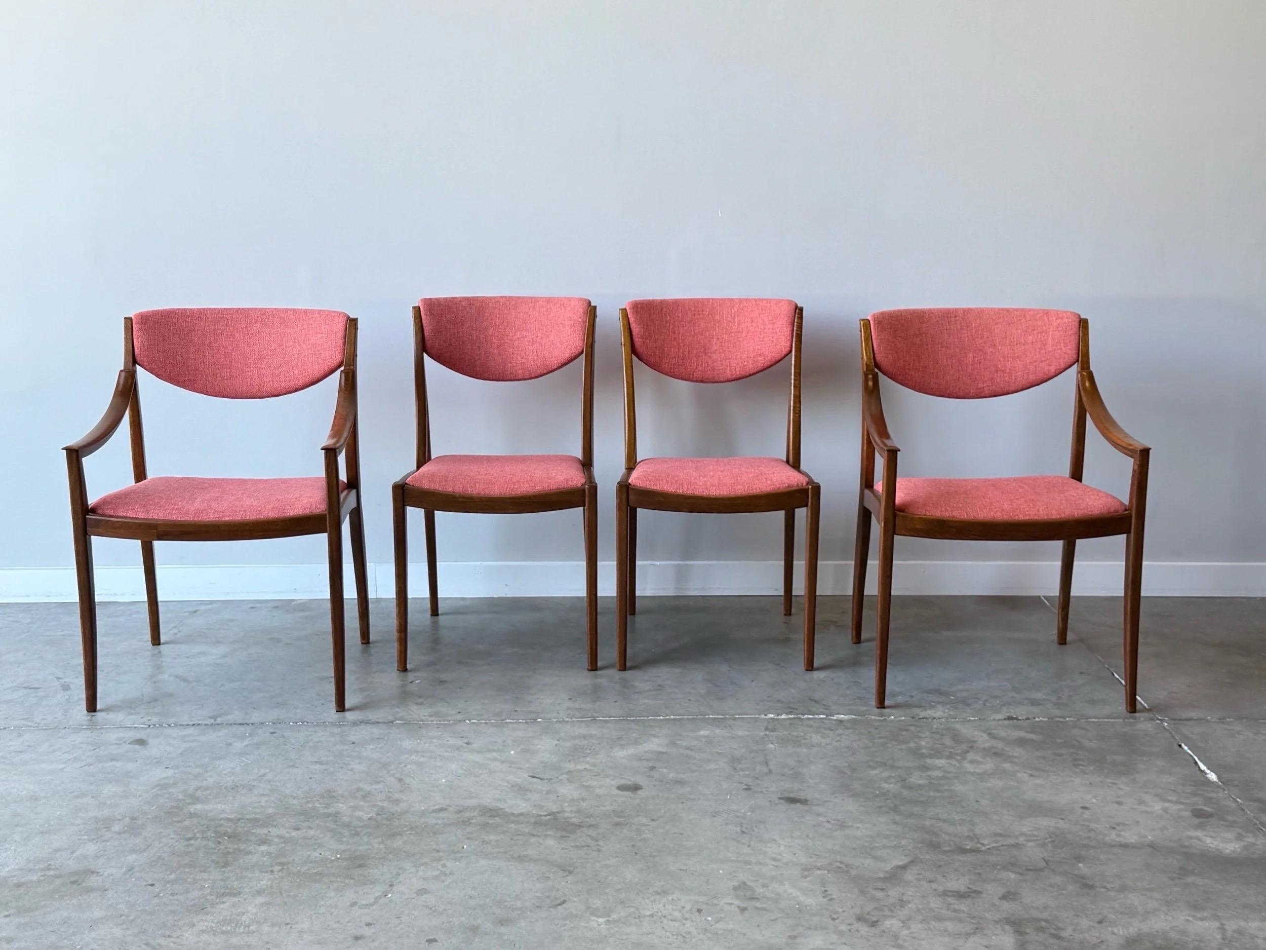 Ensemble de quatre chaises de salle à manger du milieu du siècle, conçues par Barney Flagg pour la ligne Parallele de Drexel, vers les années 1960. Le cadre est fabriqué en bois de noyer et présente des éléments de design uniques particulièrement