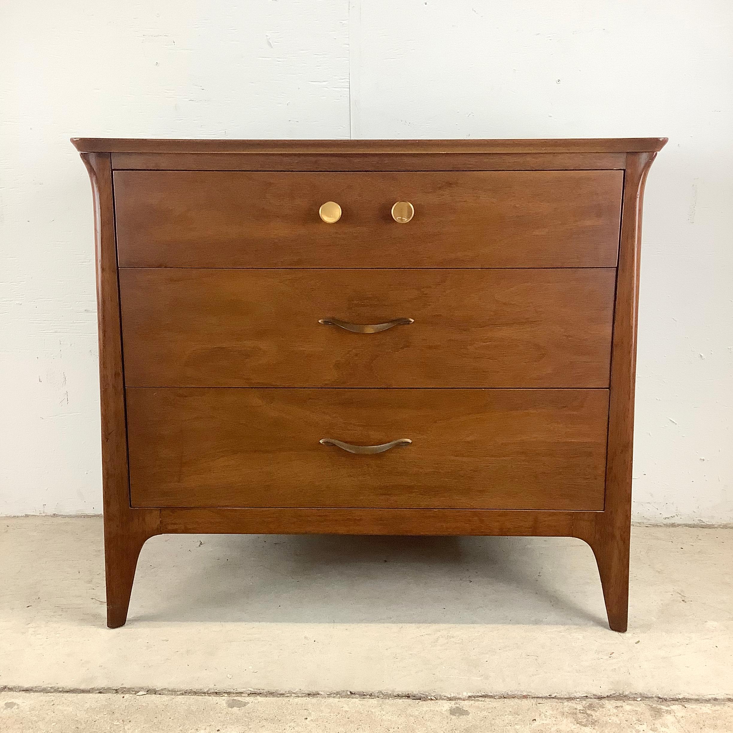 Questa elegante cassettiera a tre cassetti di Drexel incarna le linee sofisticate e le finiture calde che definiscono il meglio del design del Mid-Century. Realizzato con una splendida finitura in mogano, il pezzo presenta una silhouette elegante
