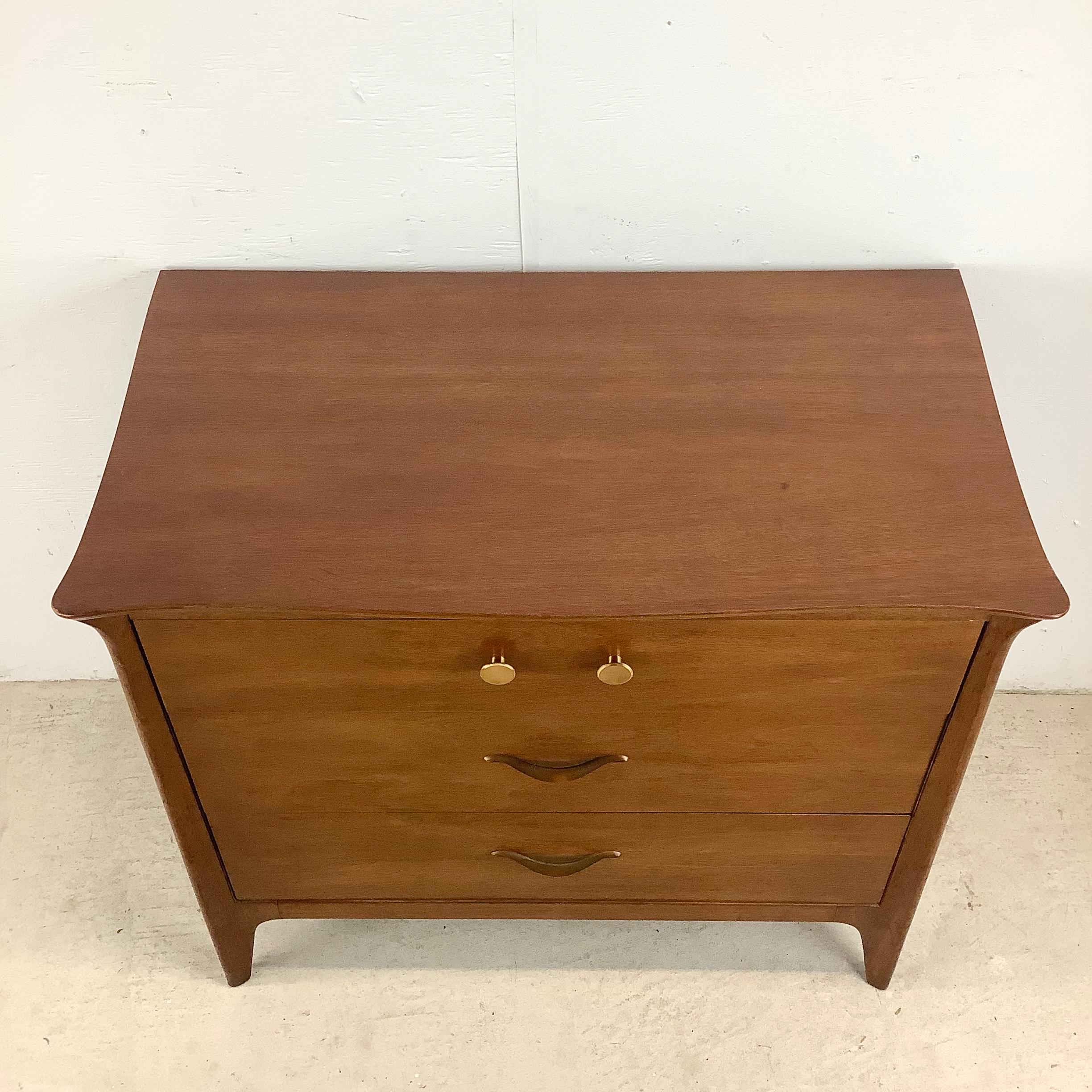 Mid-Century moderno Comò a tre cassetti Drexel di John Van Koert, metà secolo. in vendita