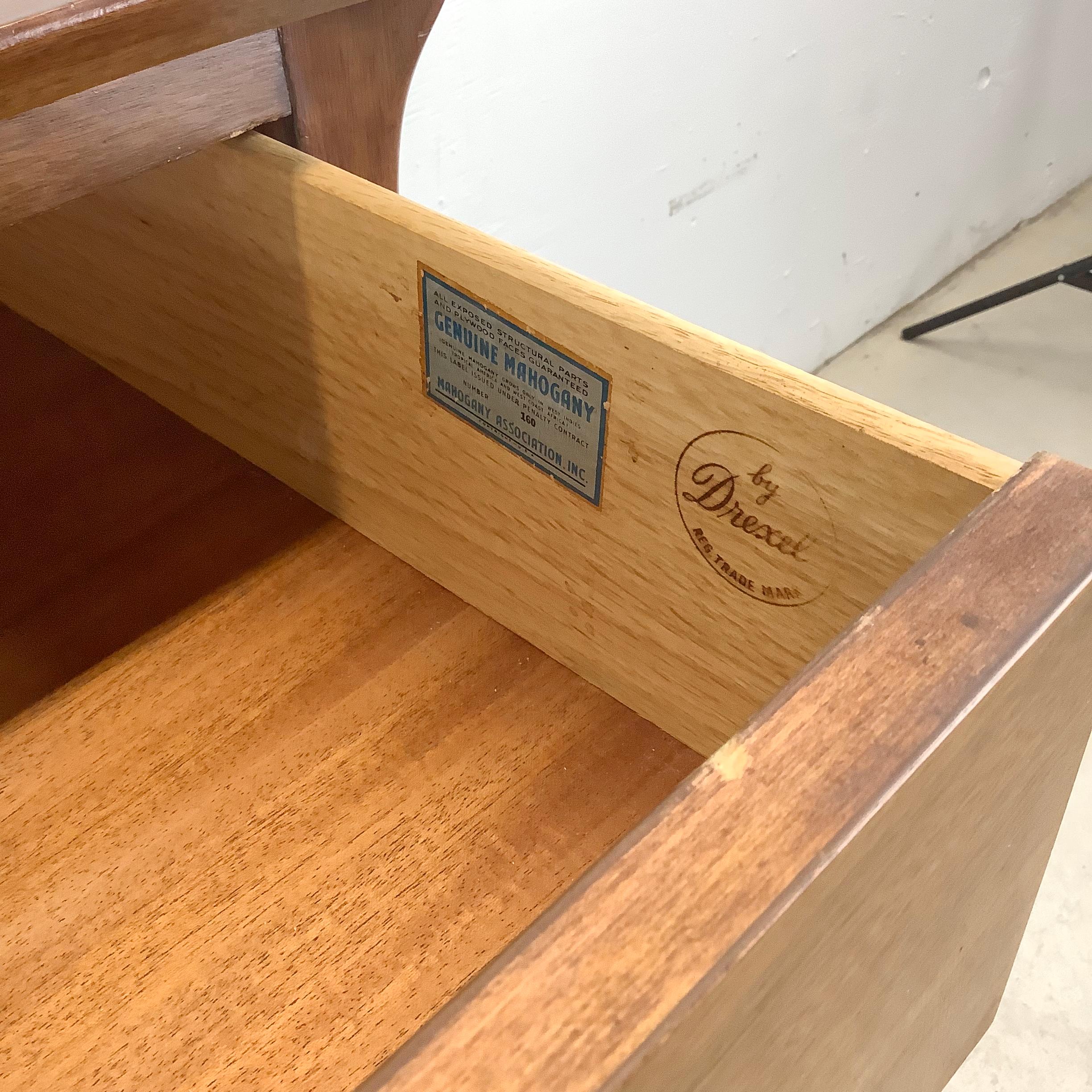 Legno Comò a tre cassetti Drexel di John Van Koert, metà secolo. in vendita