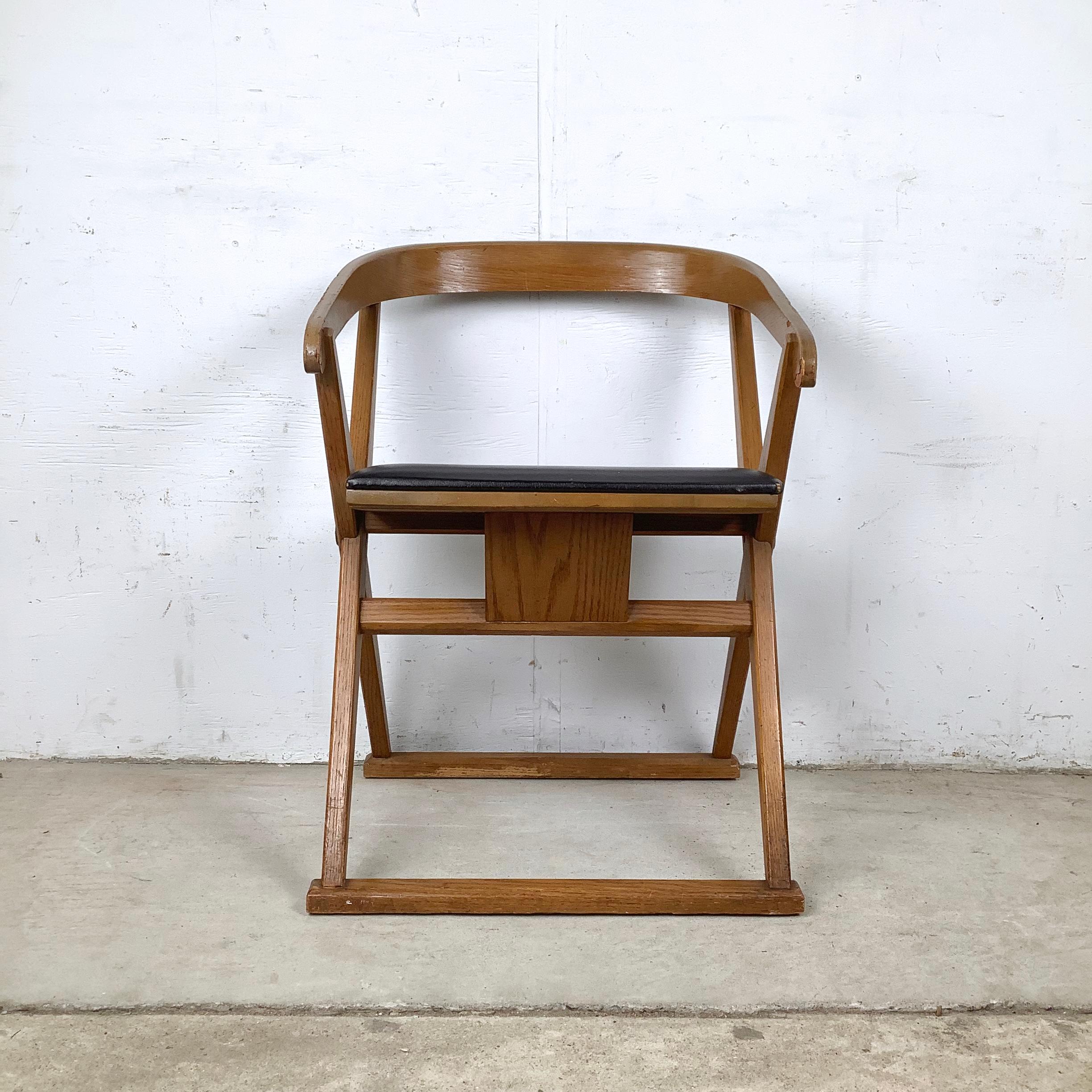 Questa poltrona ispirata alla campagna di Drexel è uno studio di elegante sobrietà. La sua struttura a forma di X stabilisce un profilo architettonico, fondando il pezzo con linee efficienti e una posizione risoluta. In alto, la barra superiore