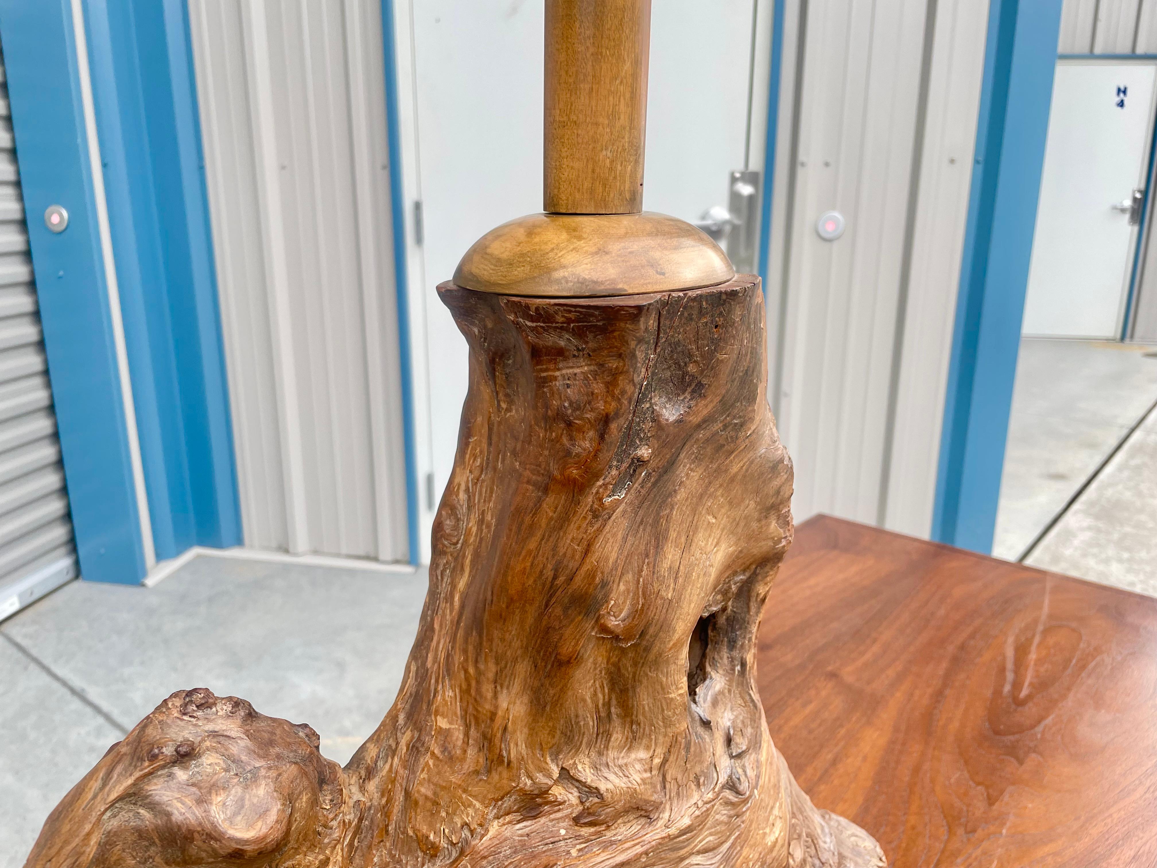 Lampe de bureau en bois flotté du milieu du siècle en vente 1
