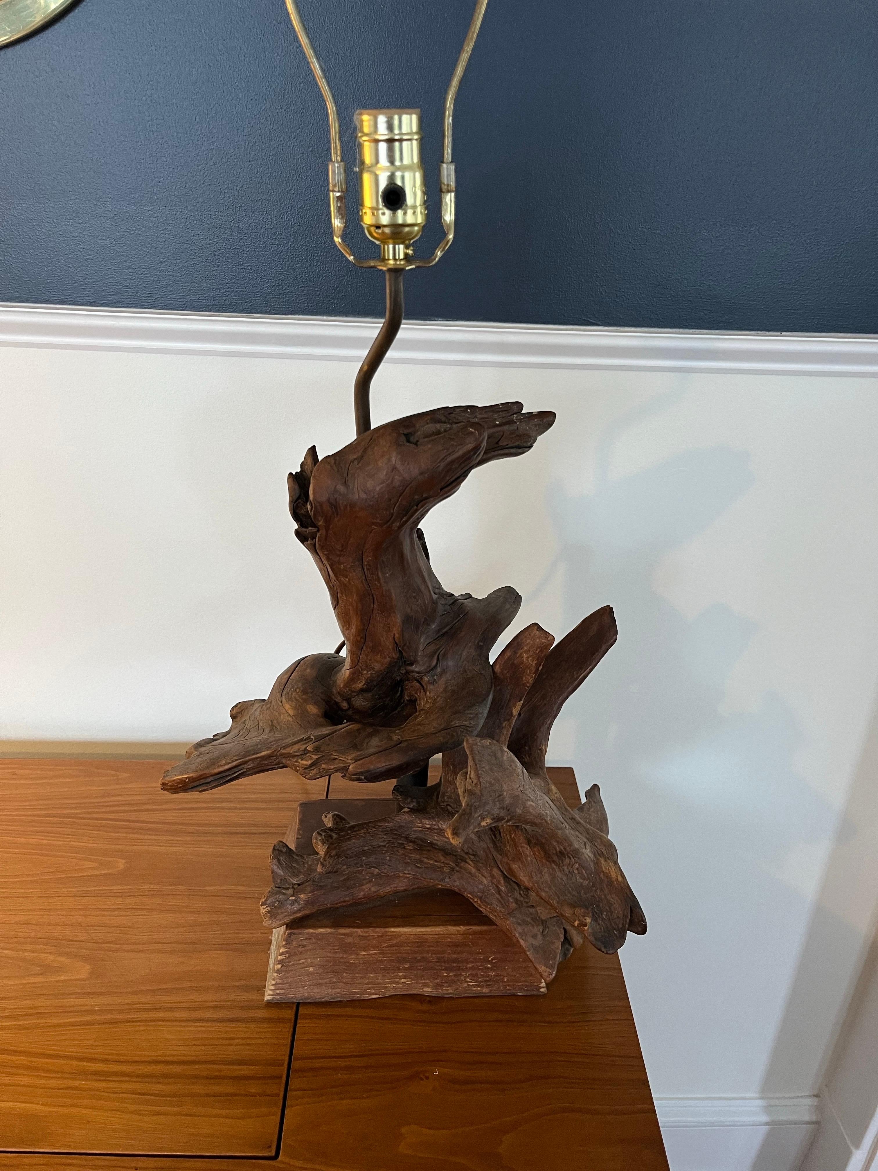 Lampe de table en bois flotté du milieu du siècle dernier. Joliment proportionné, avec un bois riche et foncé, posé sur une base en bois. 23