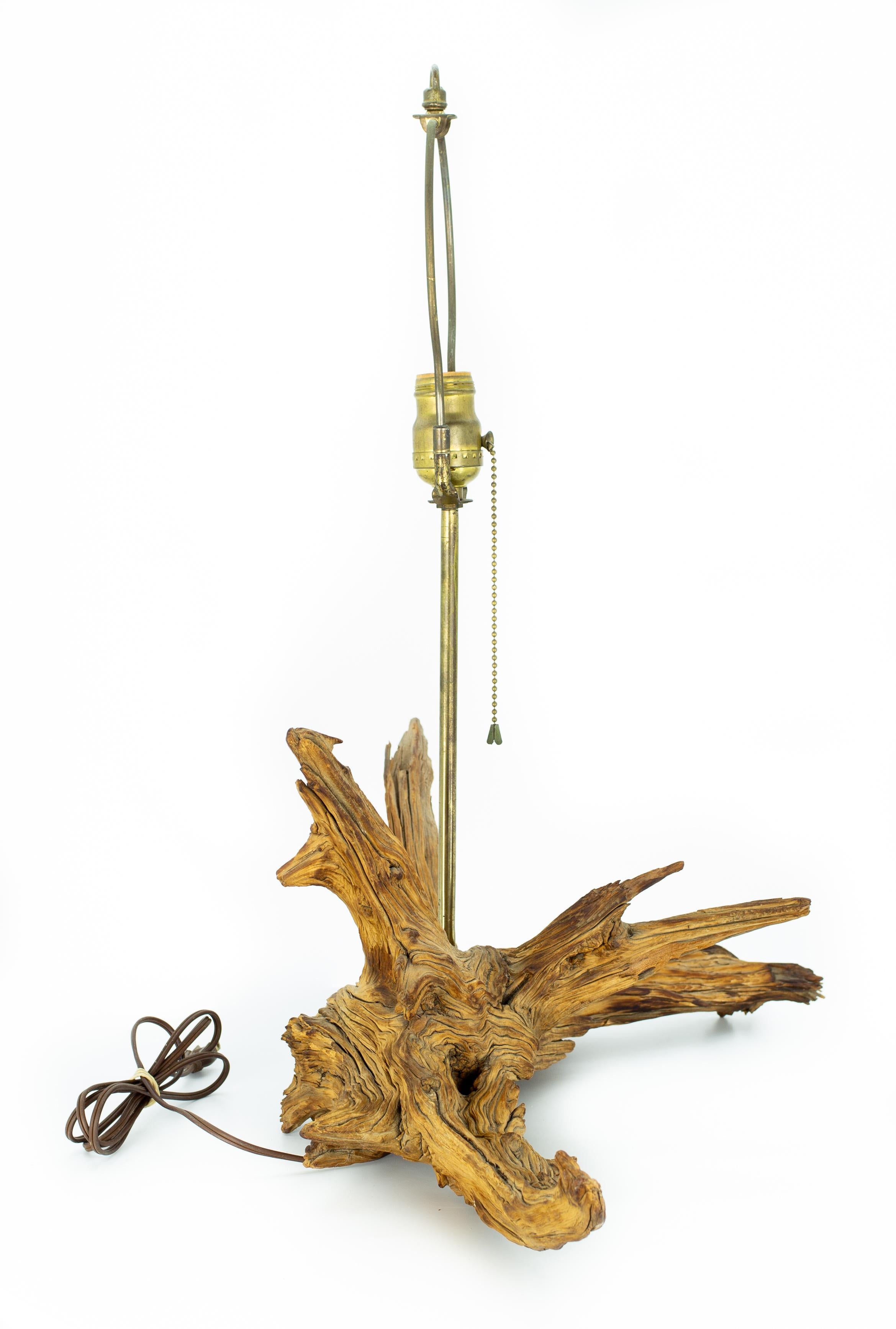Mid-Century Modern Lampe de table en bois flotté du milieu du siècle en vente