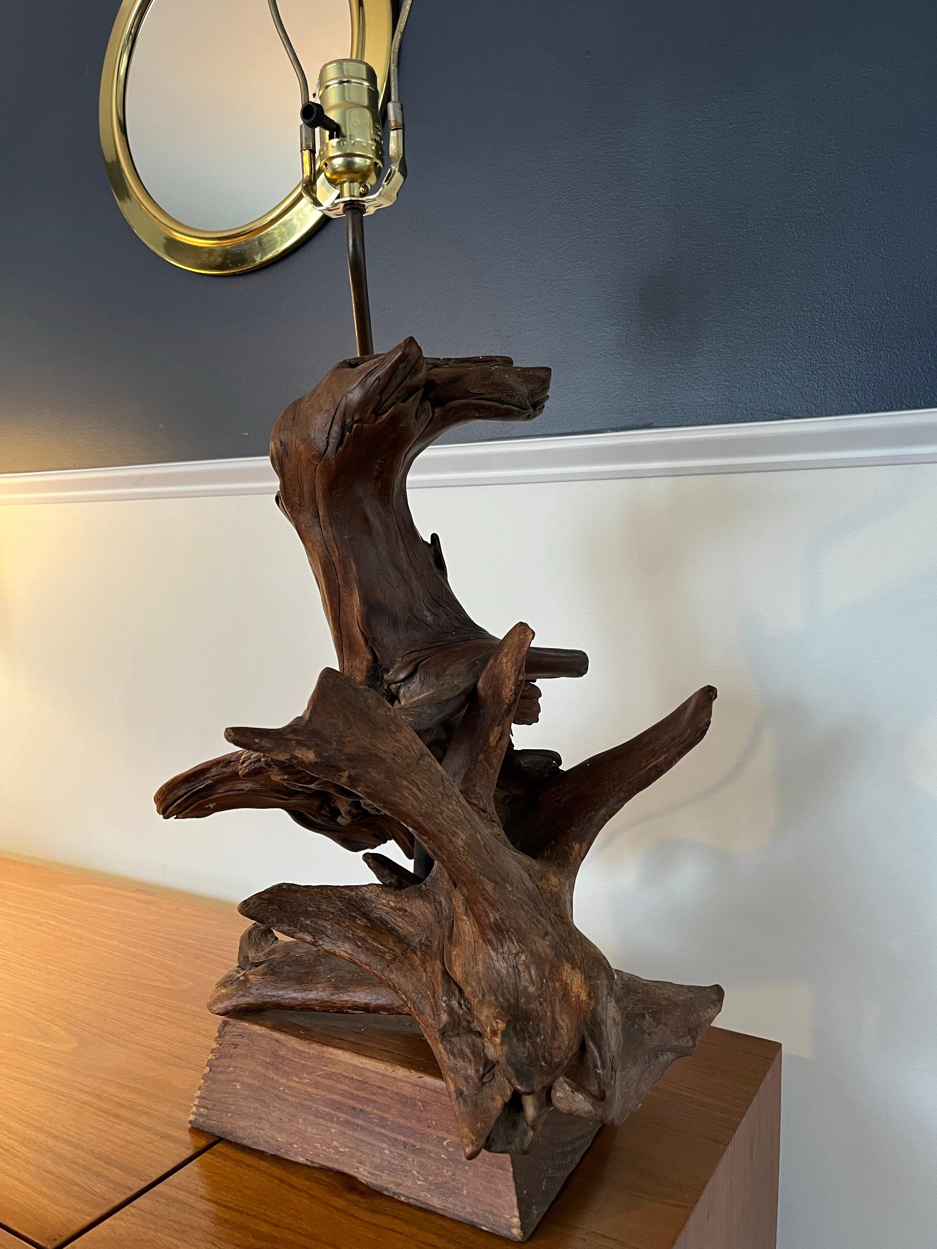 Mid-Century Modern Lampe de table en bois flotté du milieu du siècle en vente