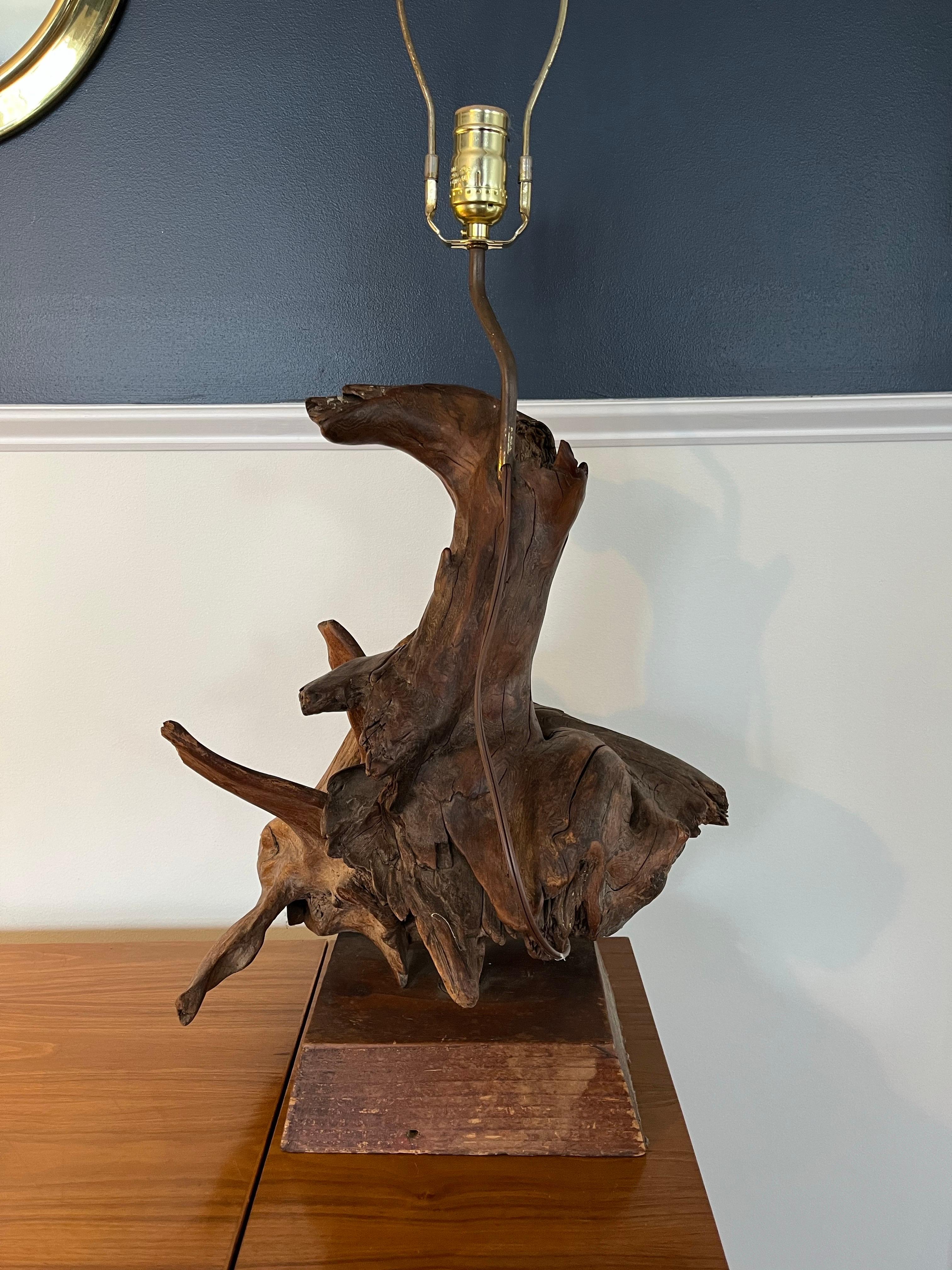 Lampe de table en bois flotté du milieu du siècle Bon état - En vente à W Allenhurst, NJ