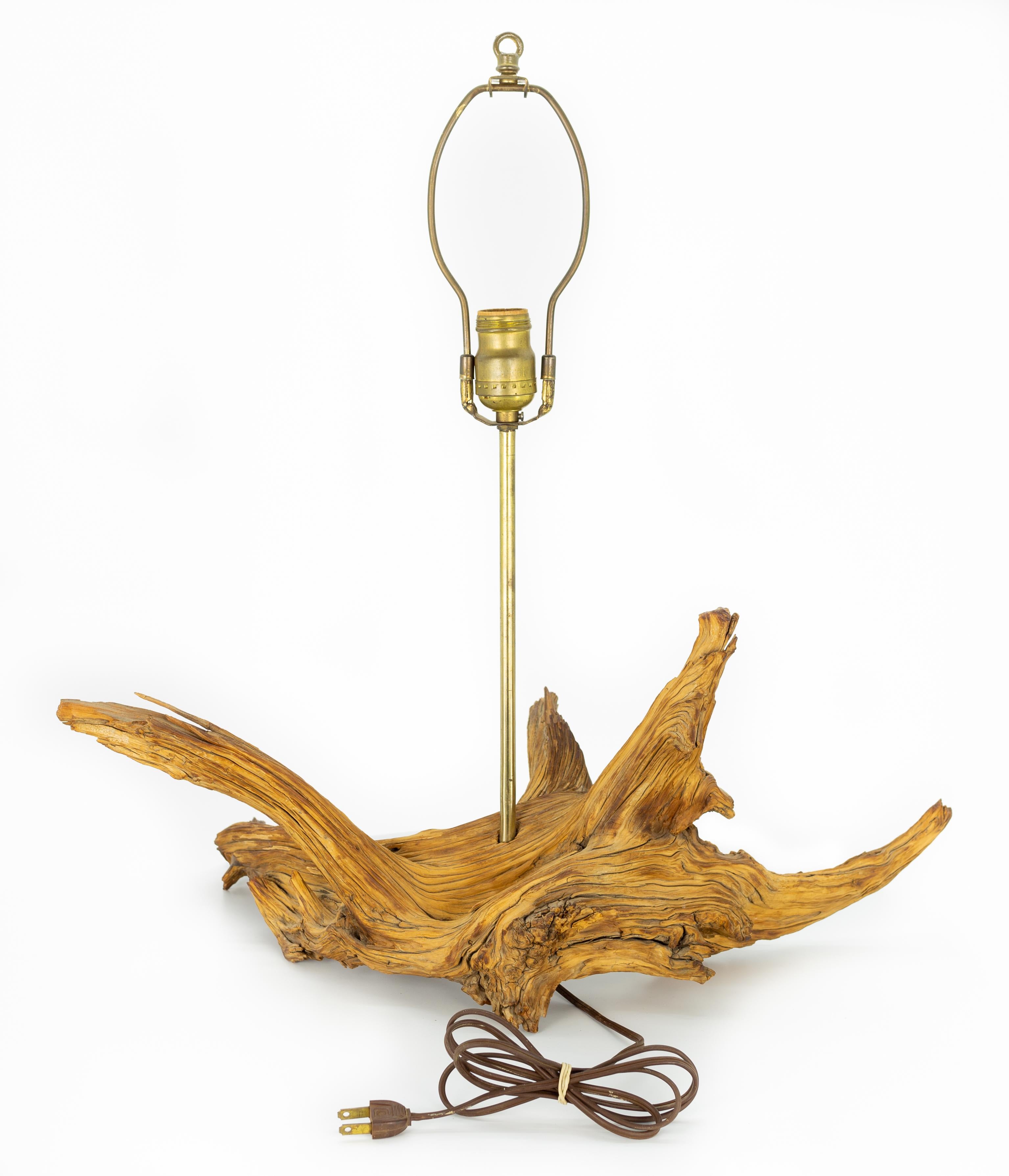 Laiton Lampe de table en bois flotté du milieu du siècle en vente
