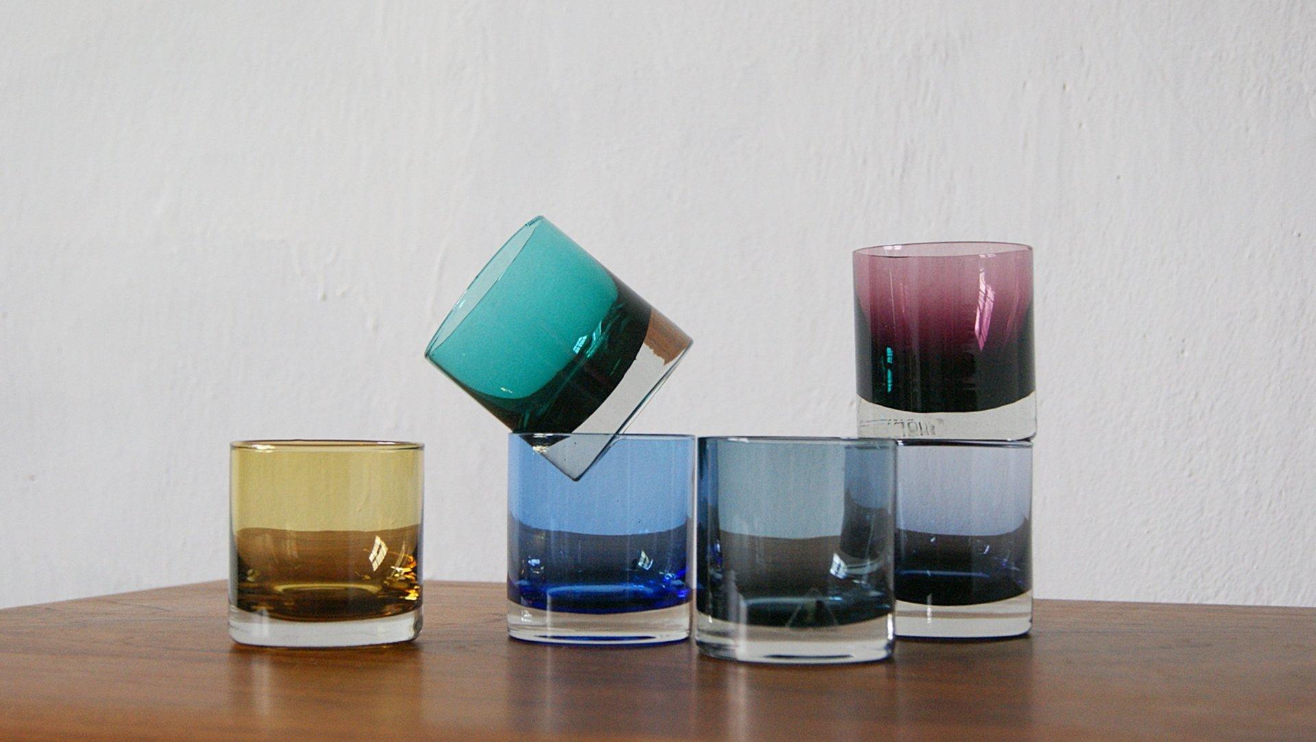 Les lunettes colorées de la verrerie Riihimäki (Finlande) sont un parfait exemple du design fonctionnel finlandais : simples, fonctionnelles, mais pleines de joie et de couleurs.

Fabriqués en verre pressé, ils séduisent par leur solidité et leur