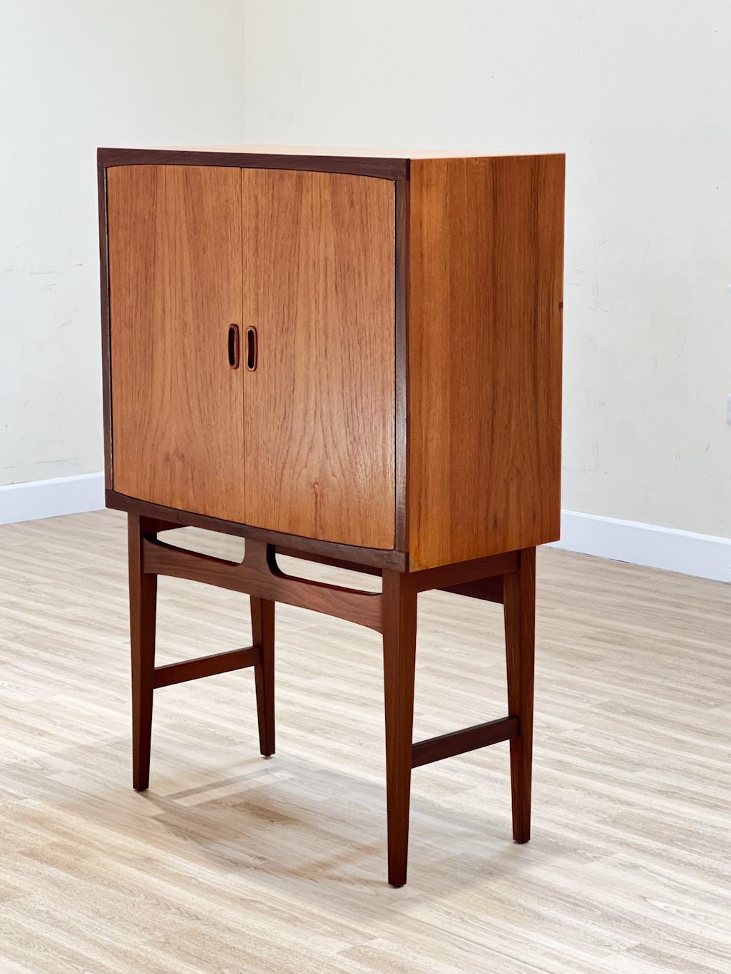 Beautiful cocktail cabinet made in the 60s.

It is probably a bespoken piece of furniture handmade by a high-end carpenter.

With a beautiful solid leg structure in afromorsia and with a vibrant top cabinet designed to store our cocktails utensils.