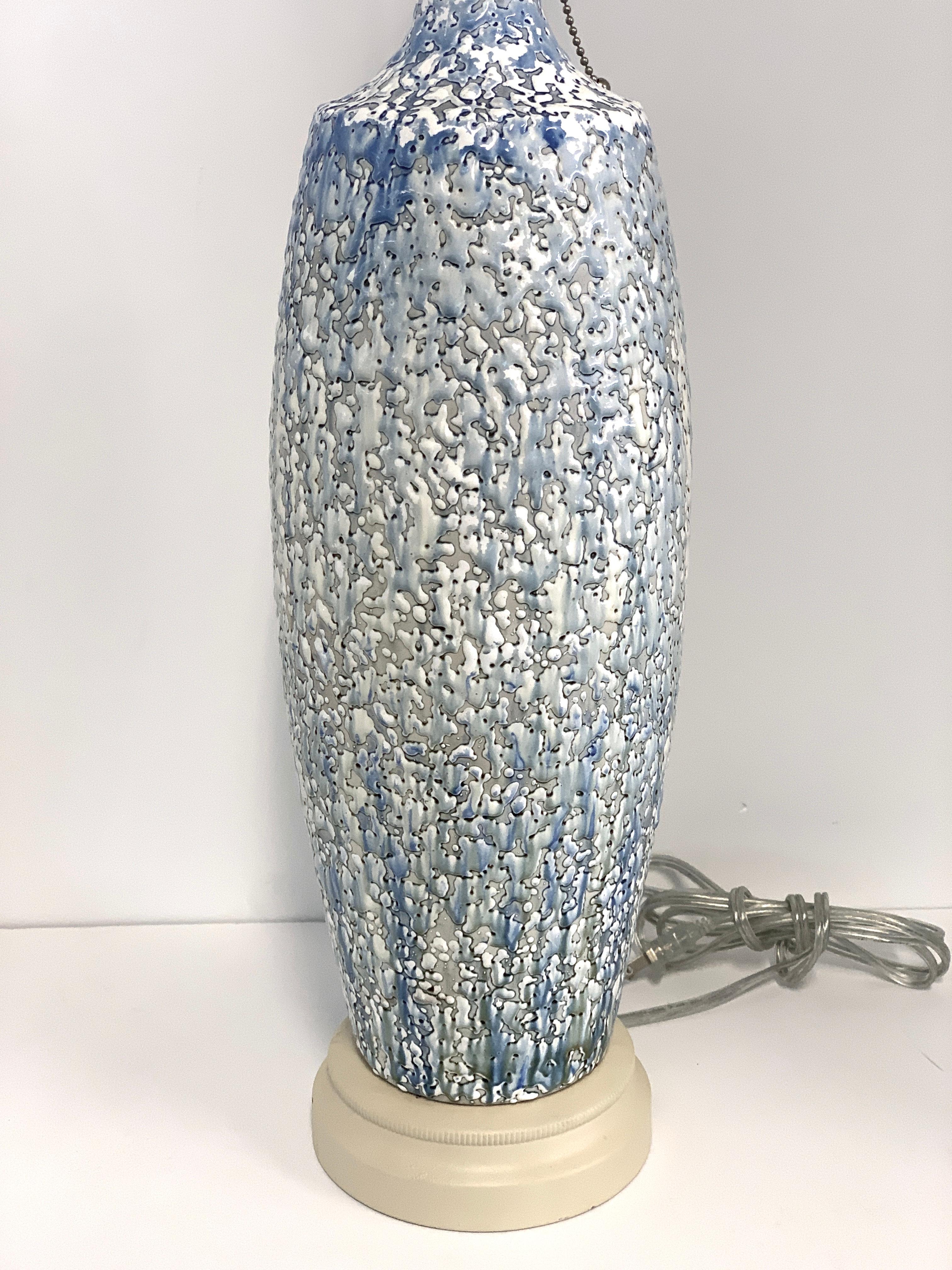 Eine hübsche Keramiklampe mit Tropfglasur. Es wurde neu verkabelt und mit einer neuen Nickelsteckdose ausgestattet. Die Kappen und der Sockel wurden in ihrer ursprünglichen, gebrochen weißen Farbe belassen. Es gibt einige kleine Flecken von