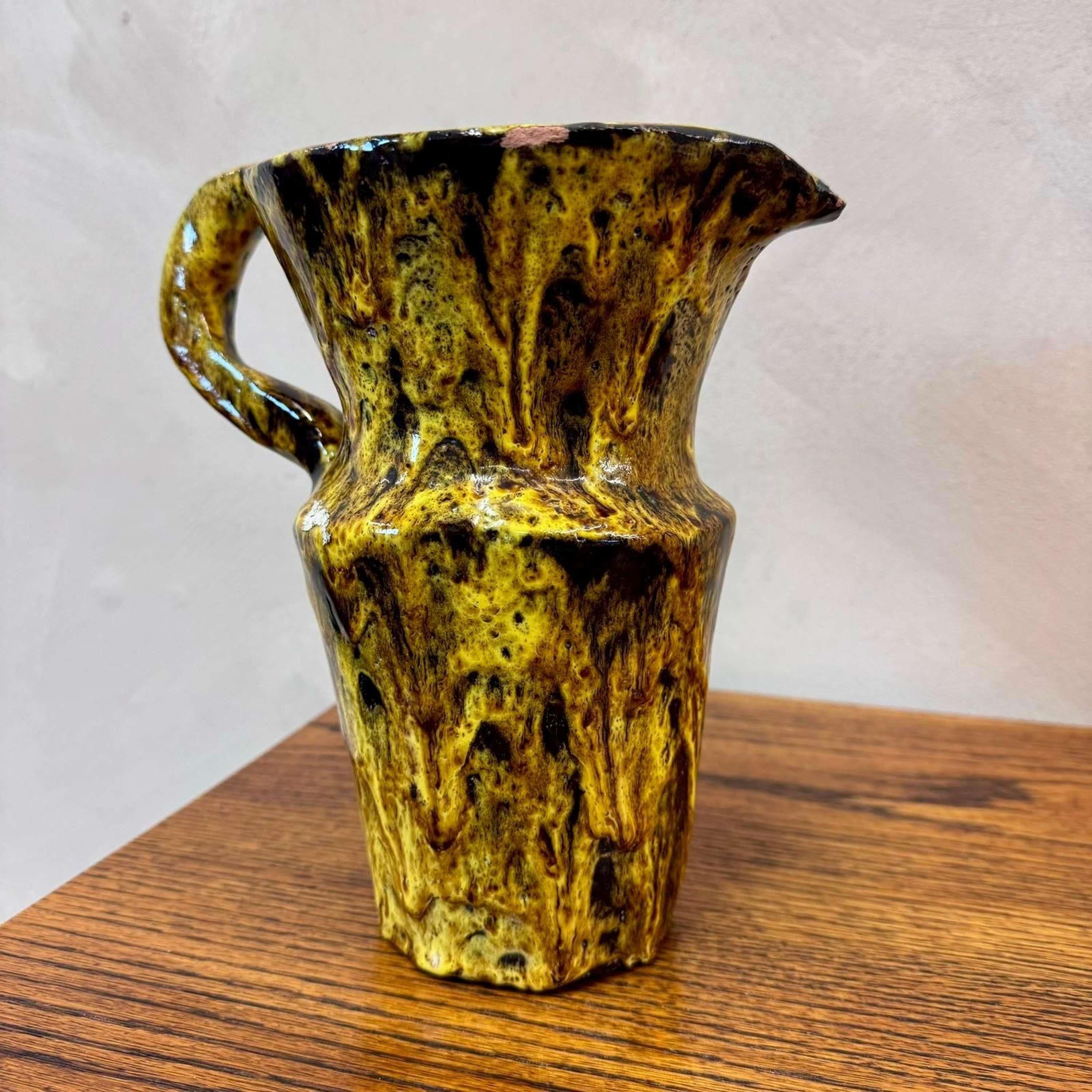 Mid Century Drip Glazed Studio Pottery Krug (Französisch) im Angebot