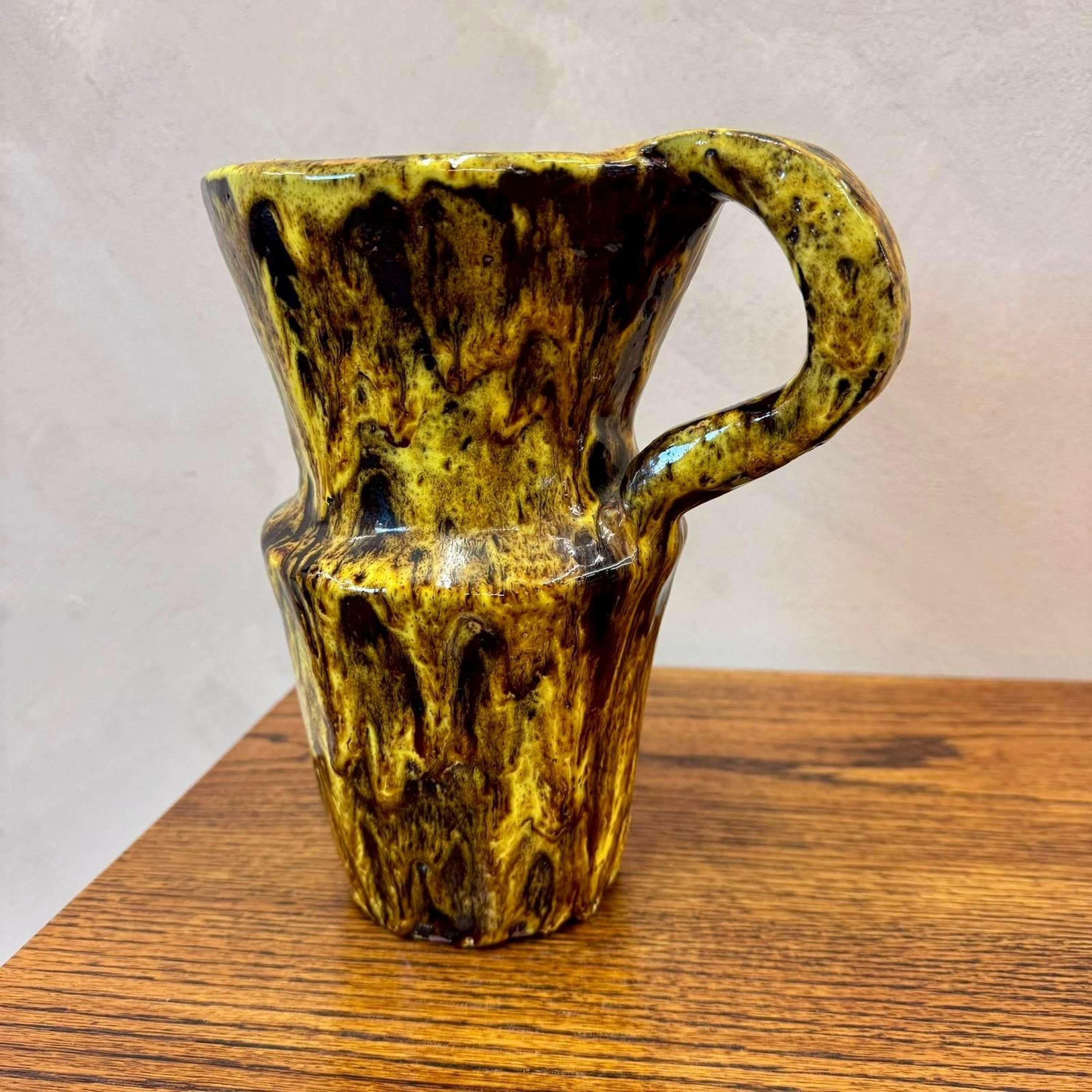 Mid Century Drip Glazed Studio Pottery Krug (Töpferwaren) im Angebot