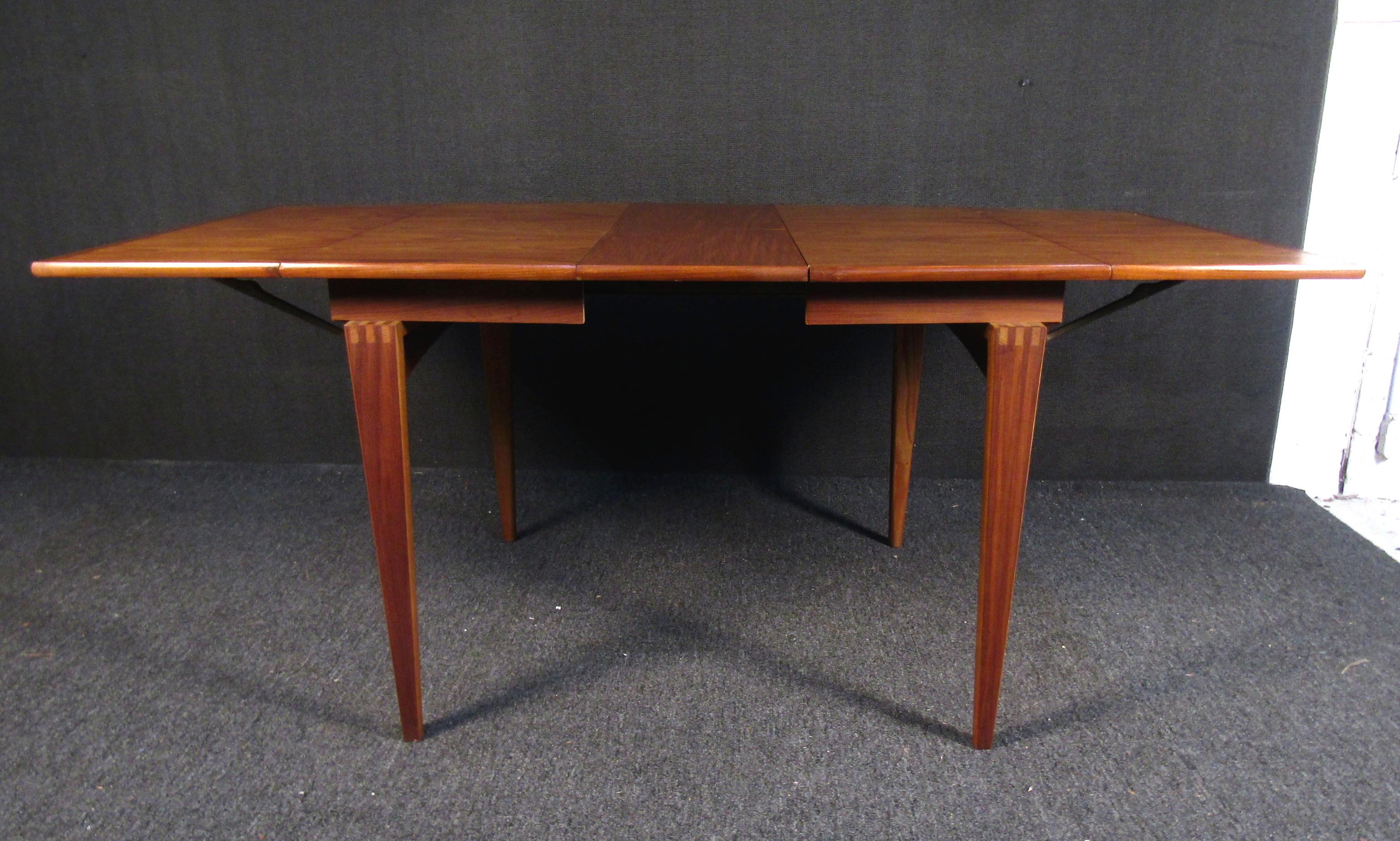 Mid-Century Drop-Leaf Dining Table In Good Condition In Brooklyn, NY