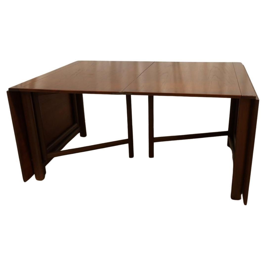 Mesa de comedor extensible plegable Maria, moderna de mediados de siglo, diseñada por Bruno Mathsson. La mesa es de madera de teca con herrajes de latón. Buen estado vintage. La mesa se pliega muy pequeña para guardarla cuando no se utiliza.