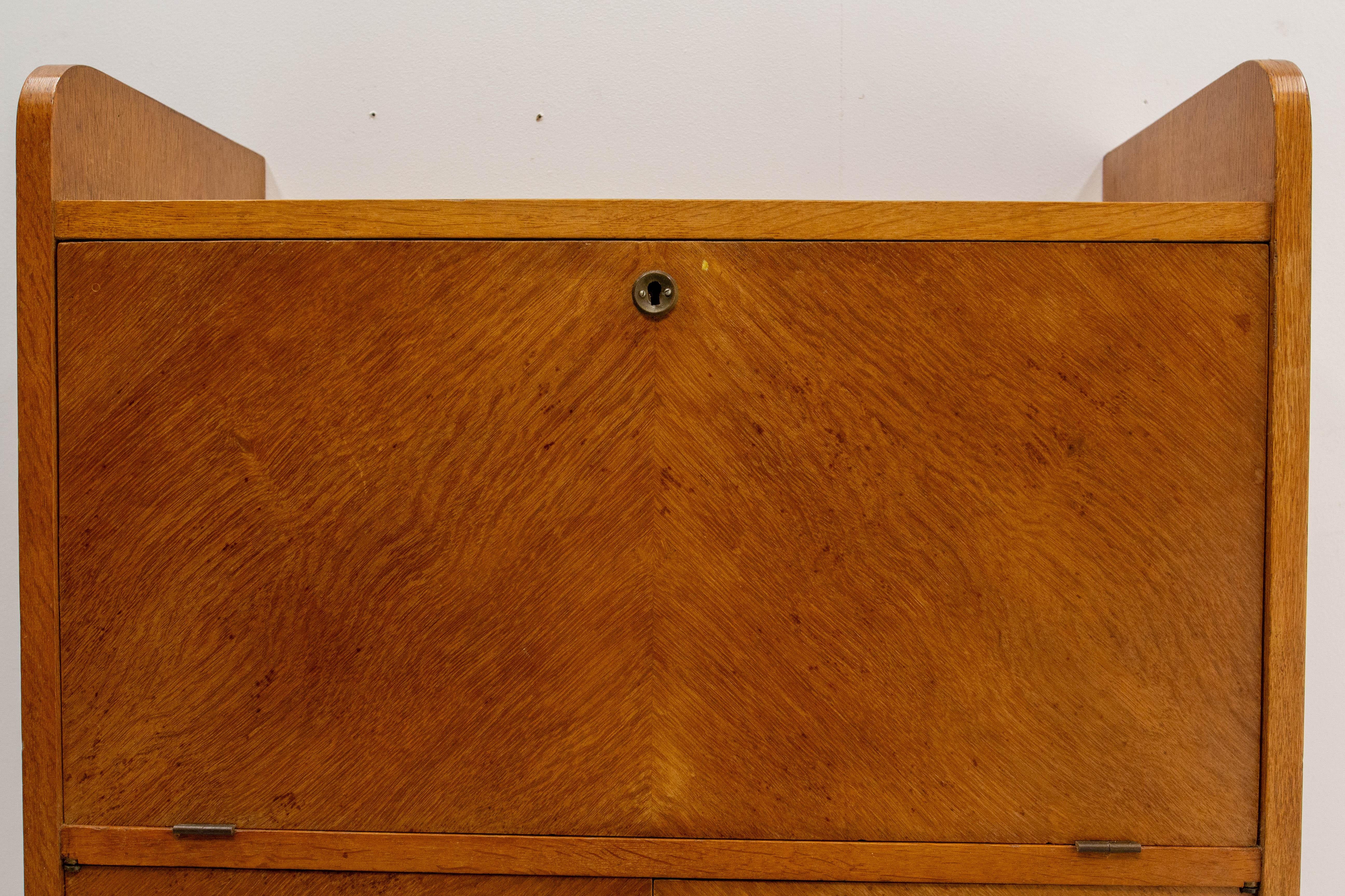 Credenza di metà secolo in Oak con gambe a bussola in vendita 3