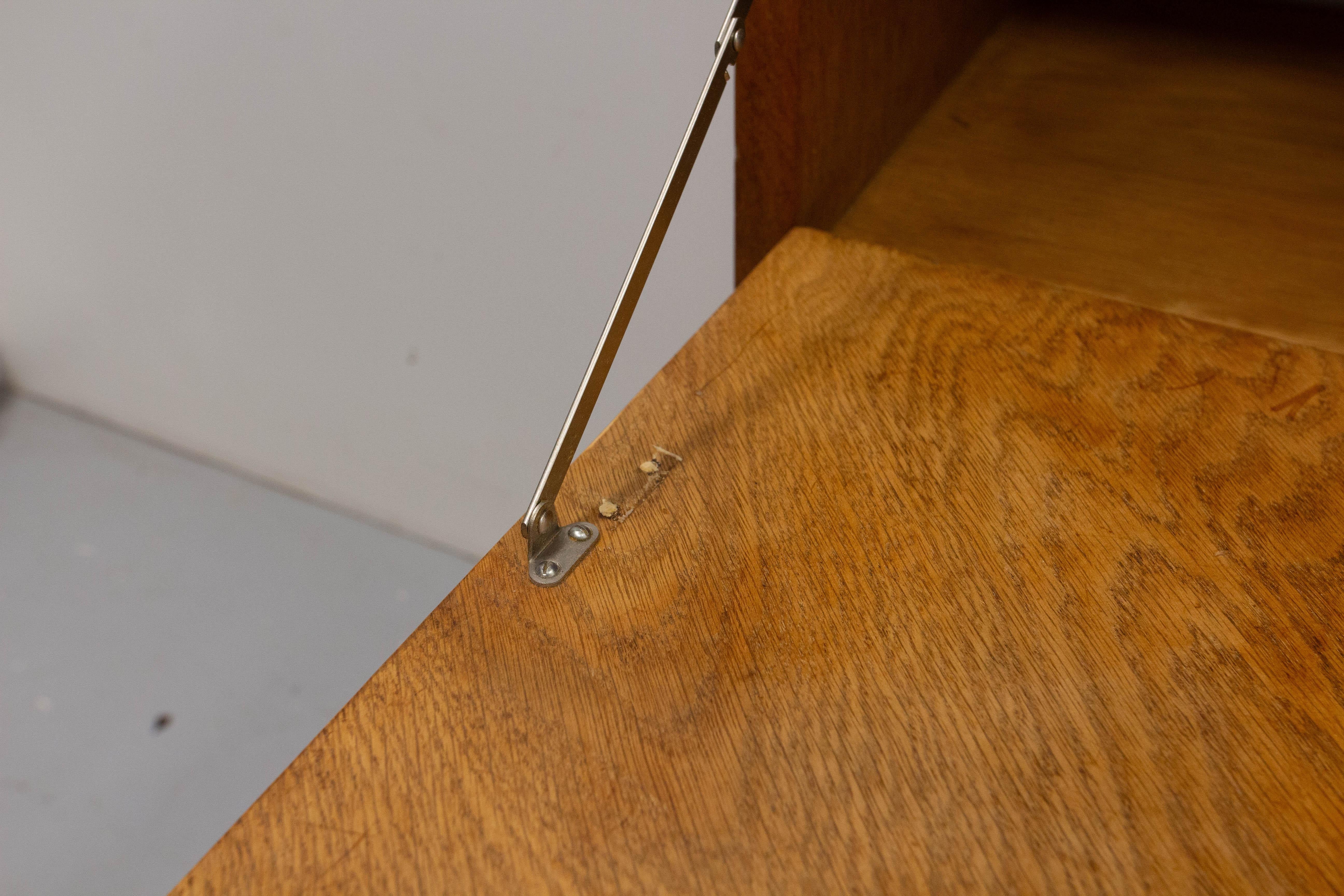 Credenza di metà secolo in Oak con gambe a bussola in vendita 4