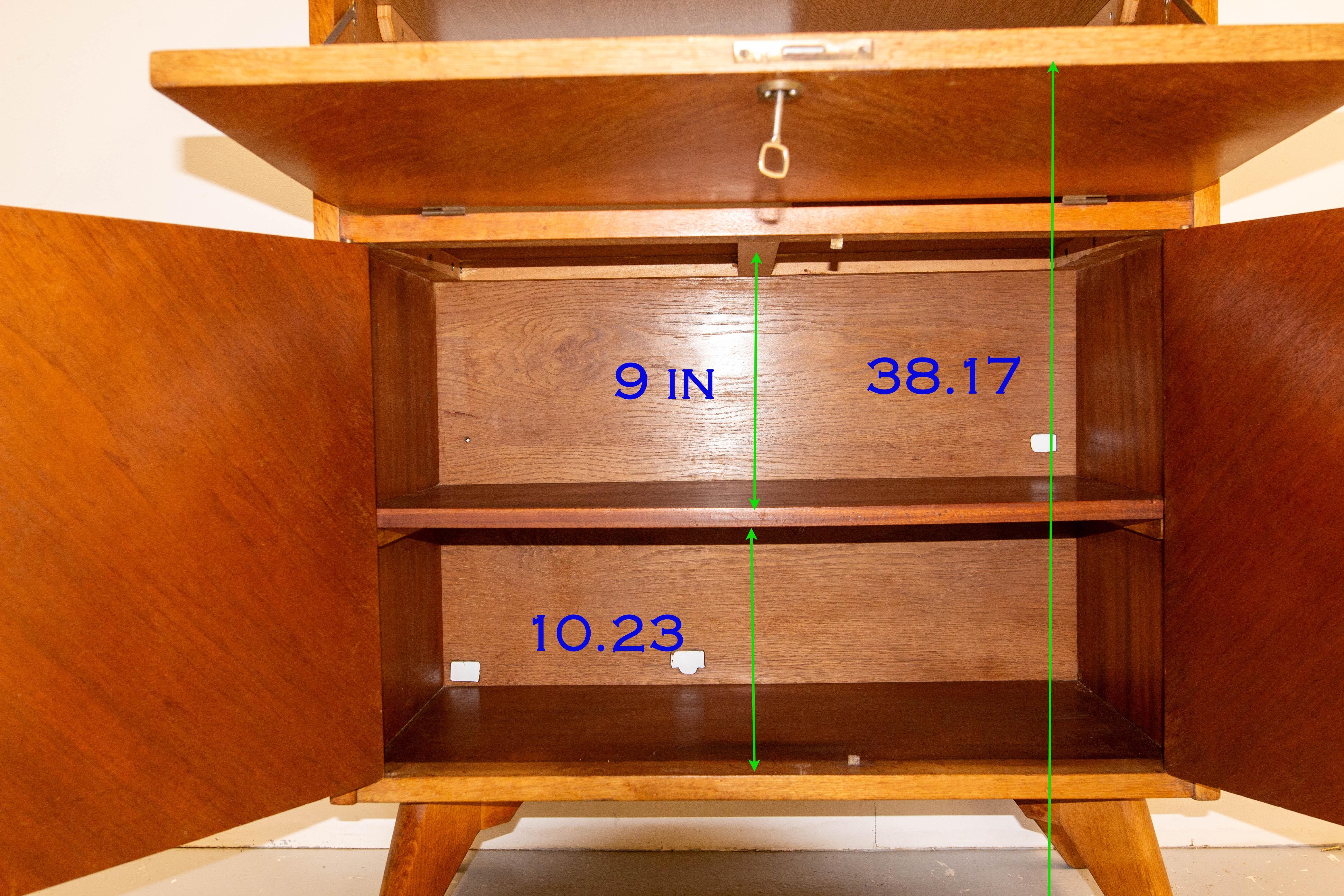 Credenza di metà secolo in Oak con gambe a bussola in vendita 5