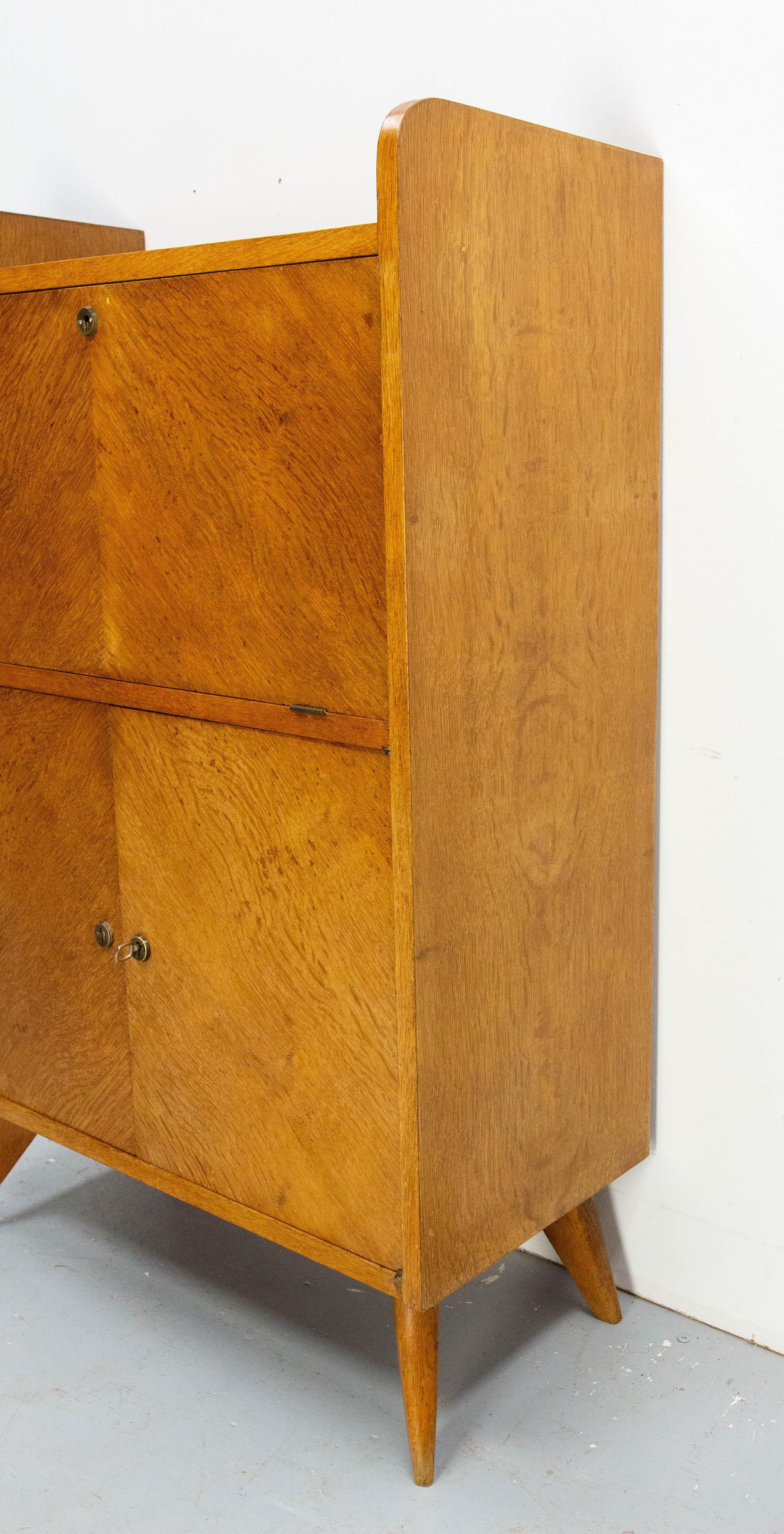 Mid-Century moderno Credenza di metà secolo in Oak con gambe a bussola in vendita